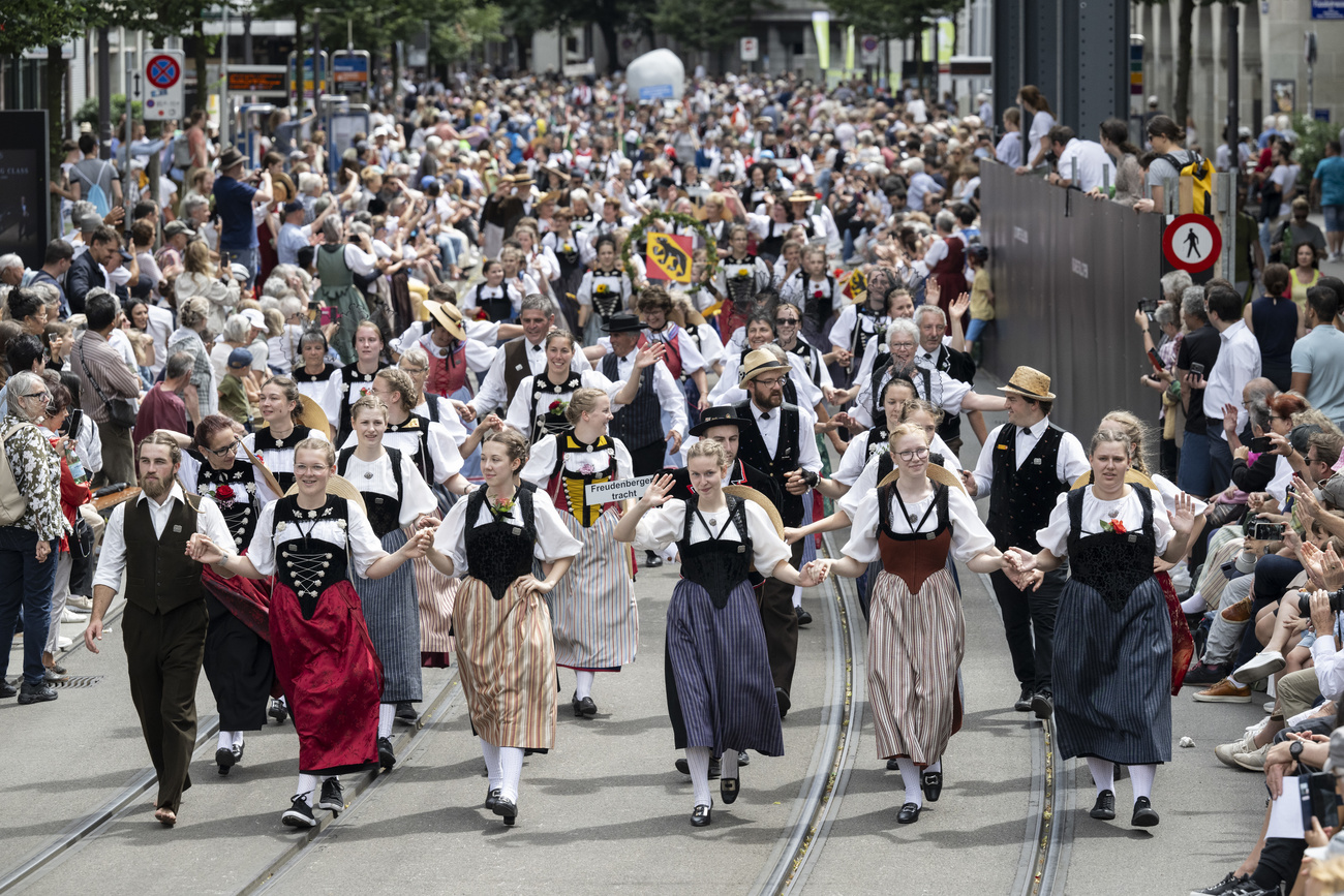 スイスの伝統衣装を着た女性たちの群衆