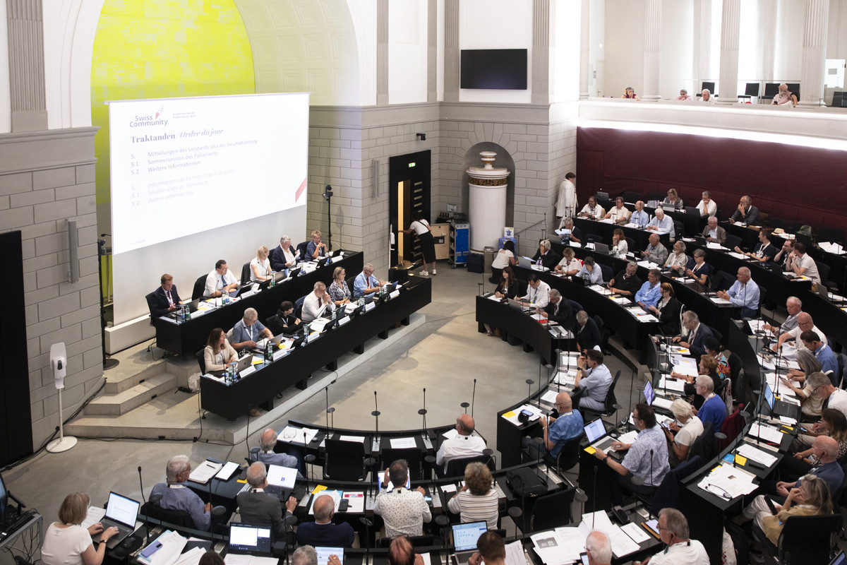 El Consejo de Suizos Residentes en el Extranjero visita el Parlamento cantonal de Lucerna.