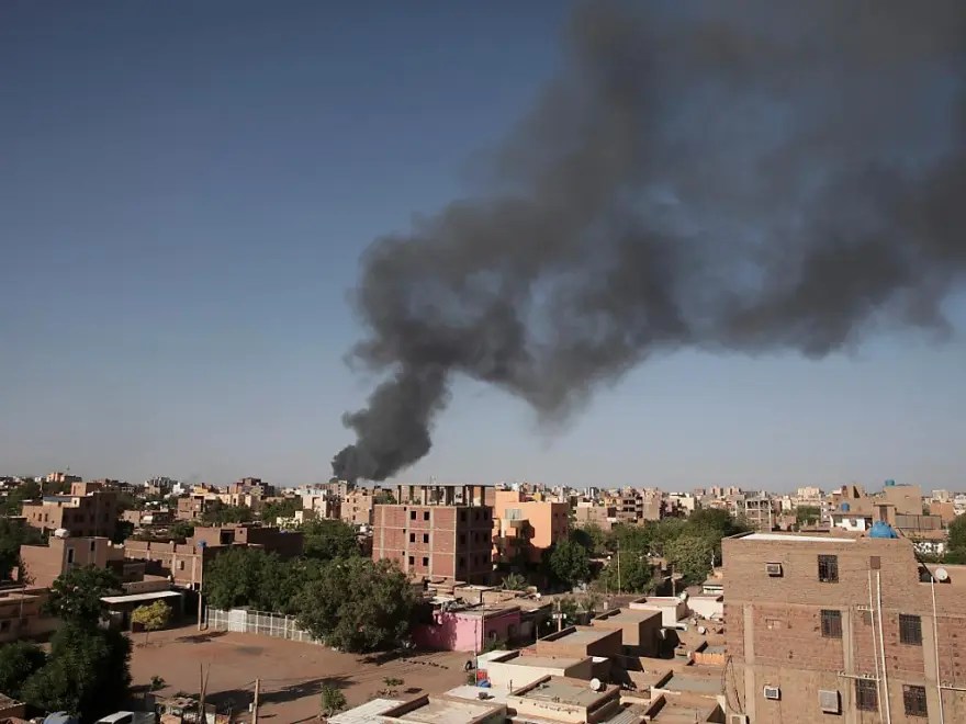 rauchsäule über der hauptstadt vom sudan