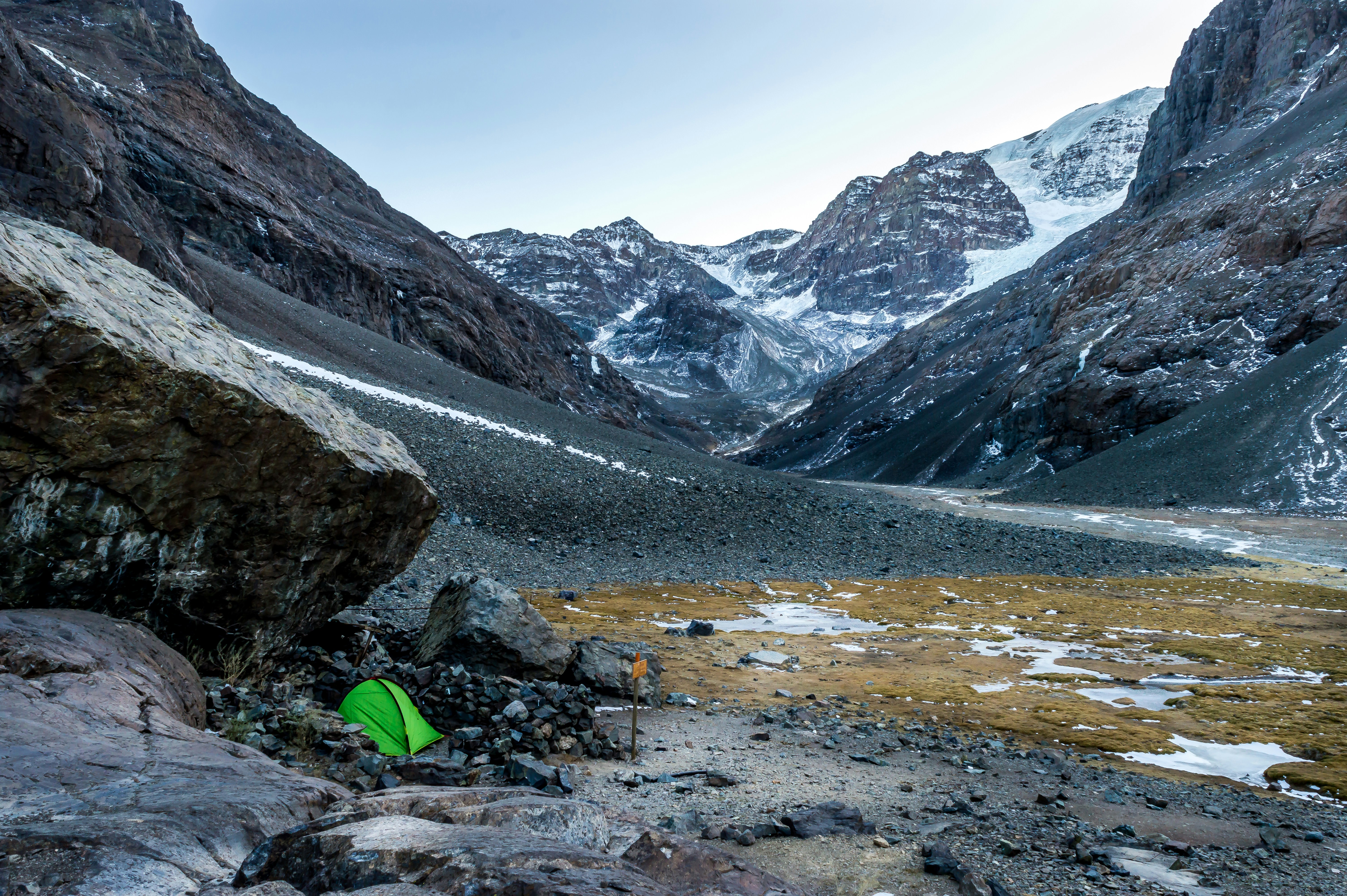 zelt in berglandschaft