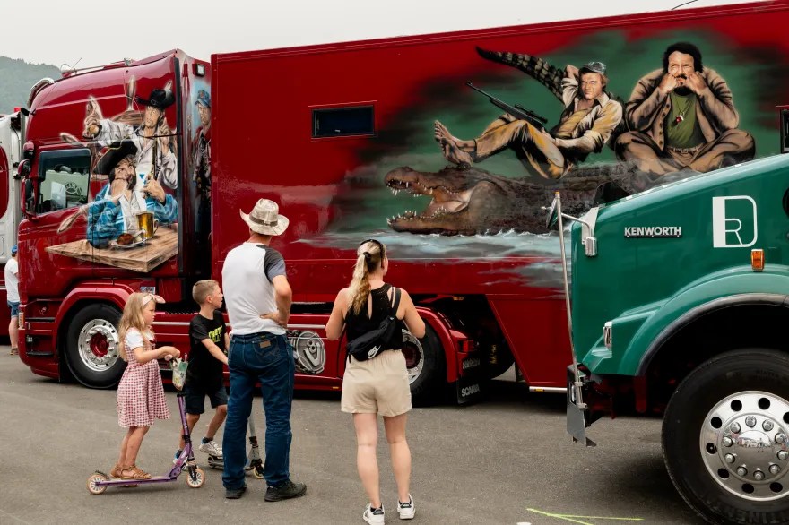 familie bestaunt einen truck