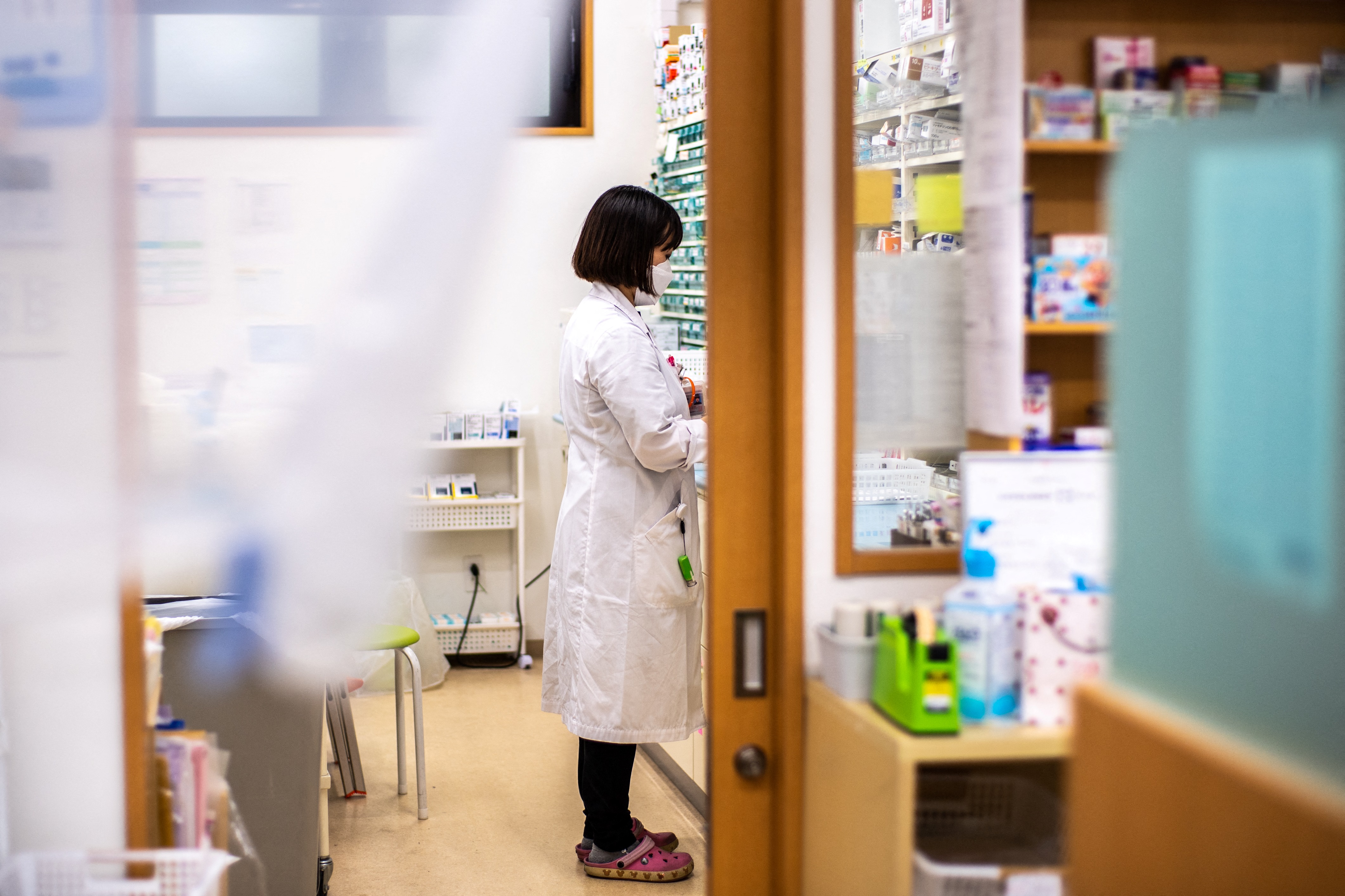 Mulher trabalhando em um laboratório