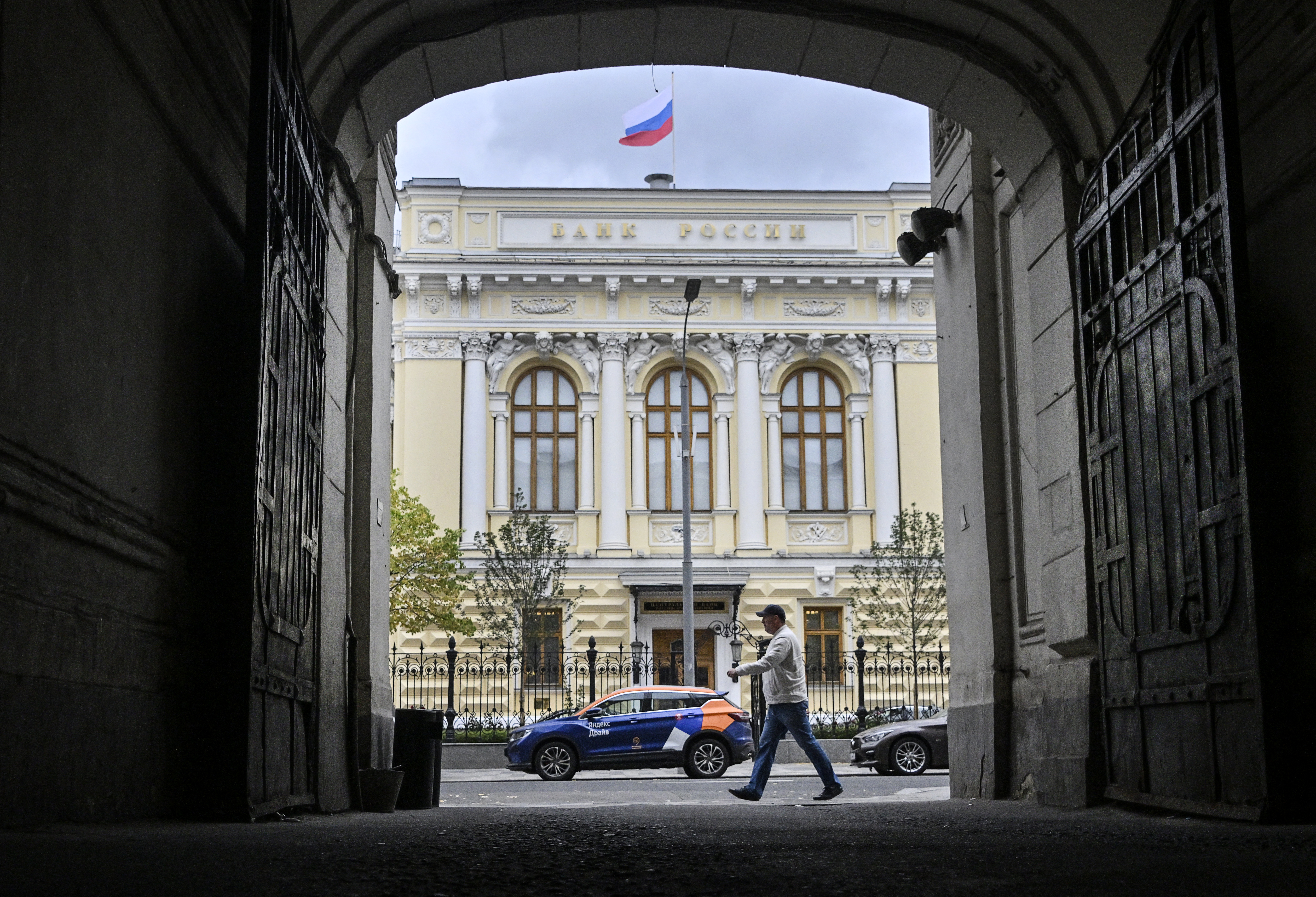 Un uomo passa davanti alla sede della Banca Centrale Russa nel centro di Mosca (settembre 2023).