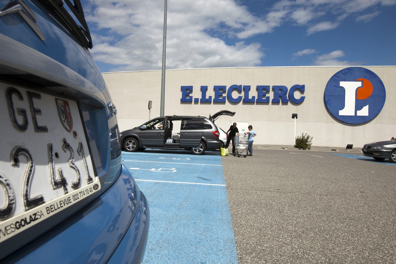 auto parcheggiata davanti a supermercato