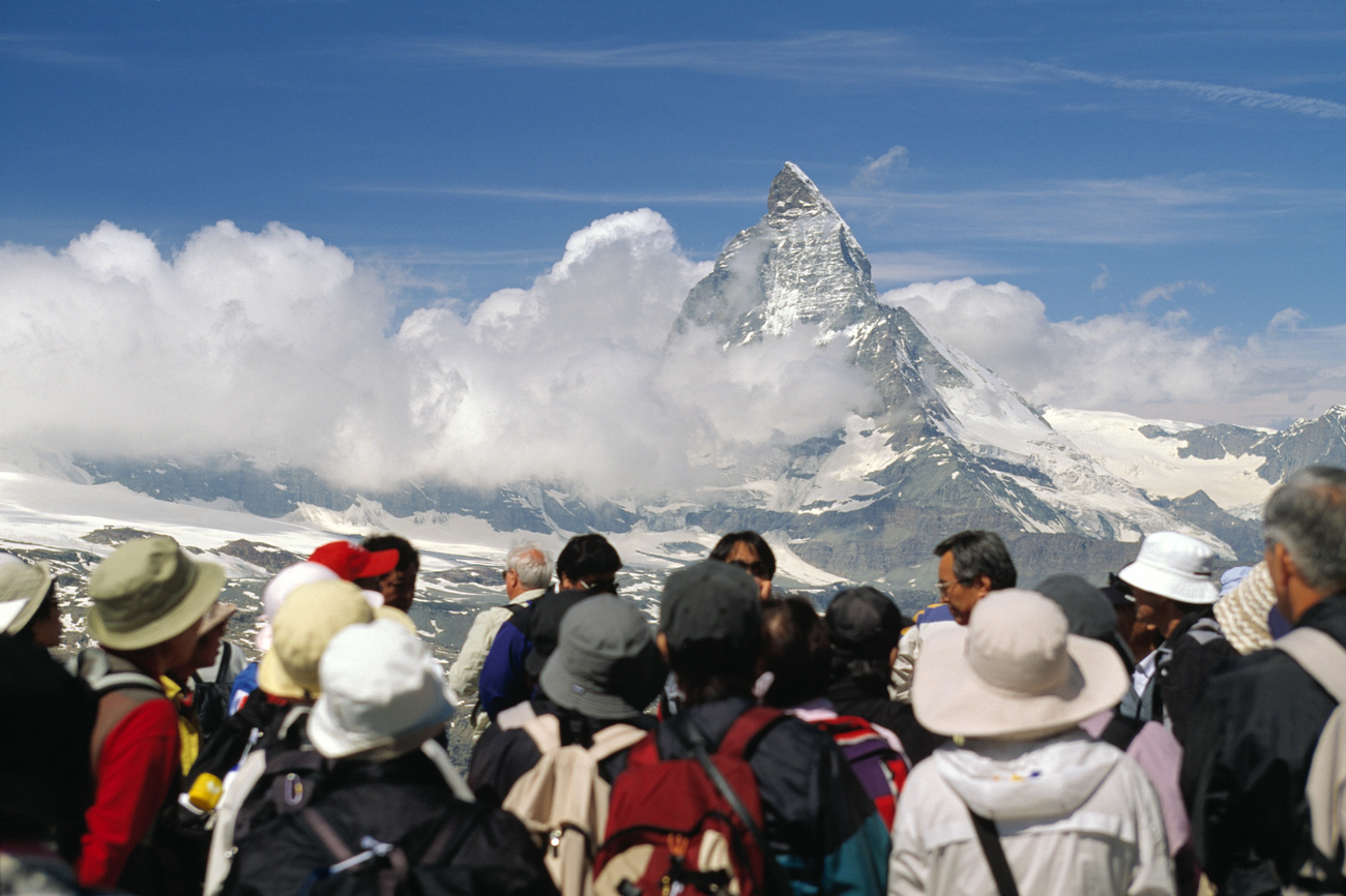 Asiatische Touristen geniessen den Blick auf das Matternhorn in Zermatt