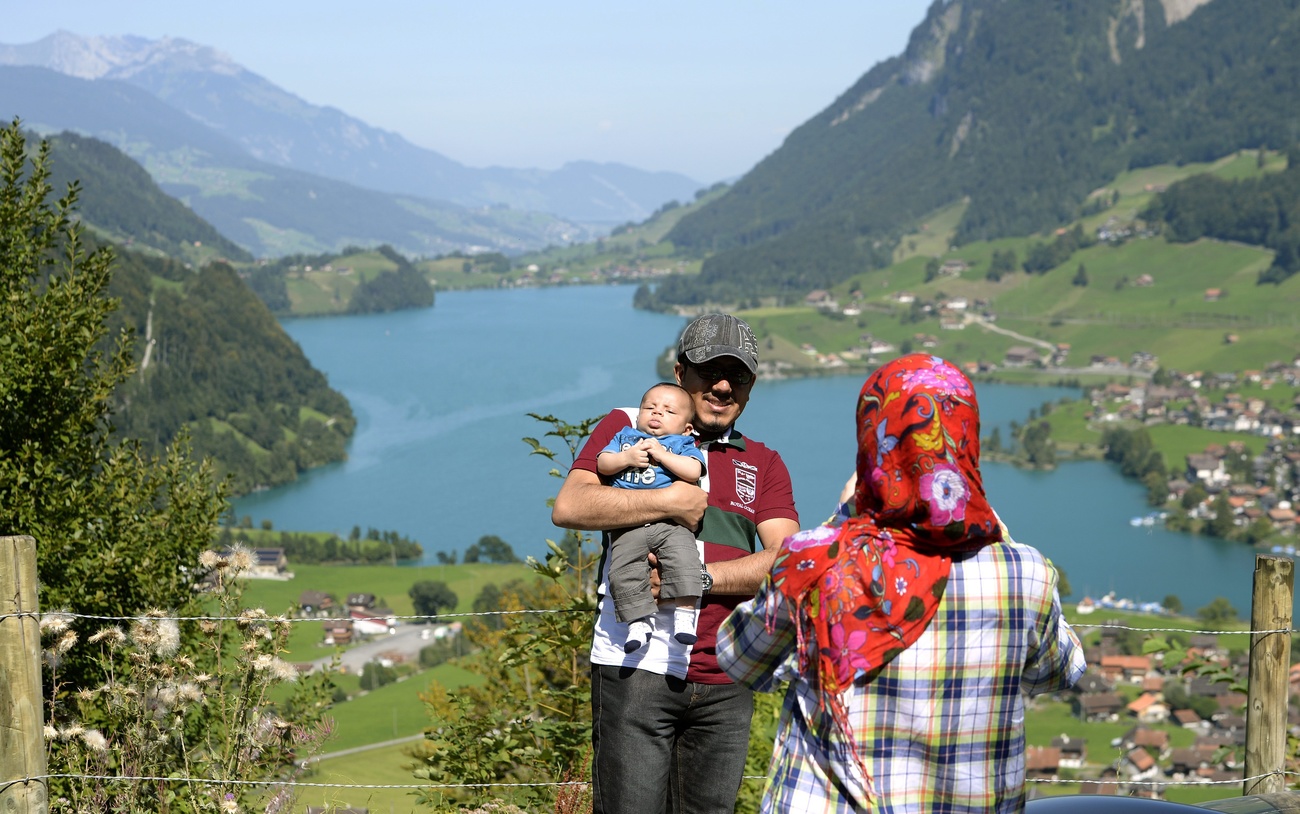 Famiglia di turisti si fotografa sopra il lago di Lungern.