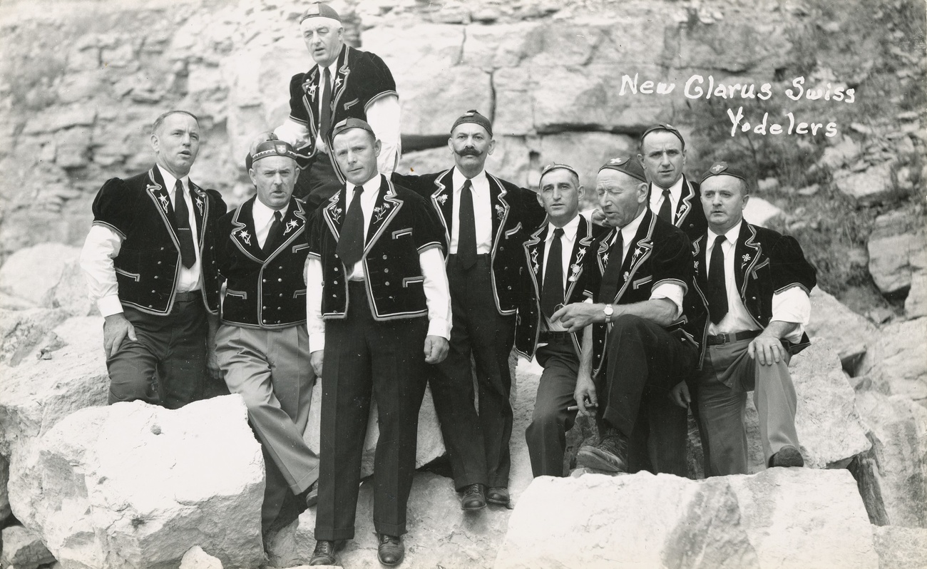 Schwarz-Weiss-Foto, Gruppenbild von Schweizer Jodlern in Tracht im Freien.