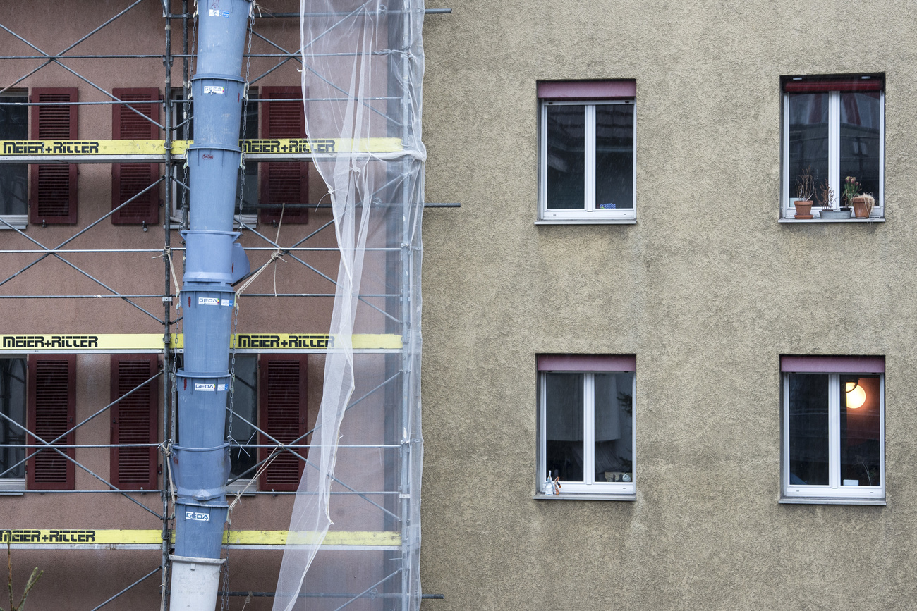 Gerueste zur Renovation kleiden ein Haus ein.