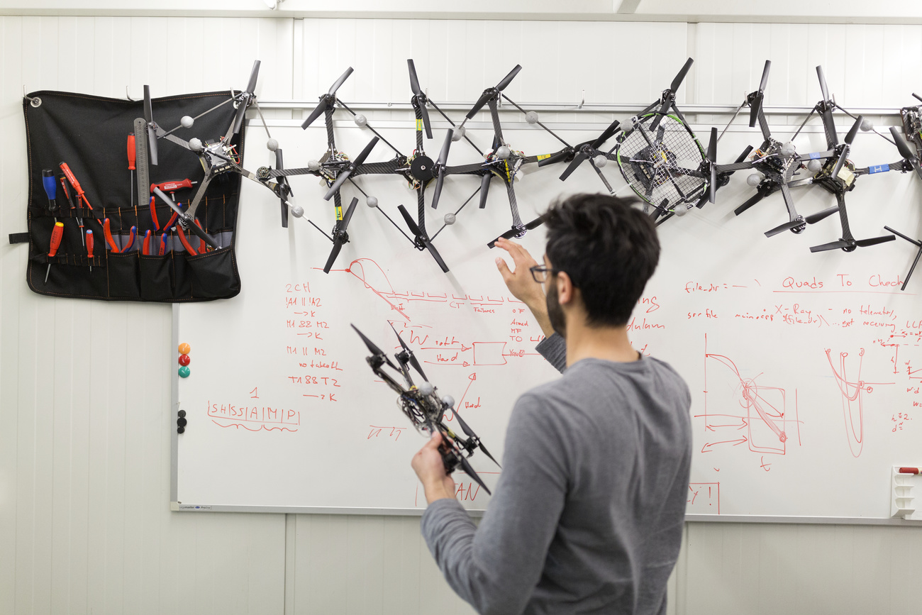 Drones suspendu contre un tableau blanc.