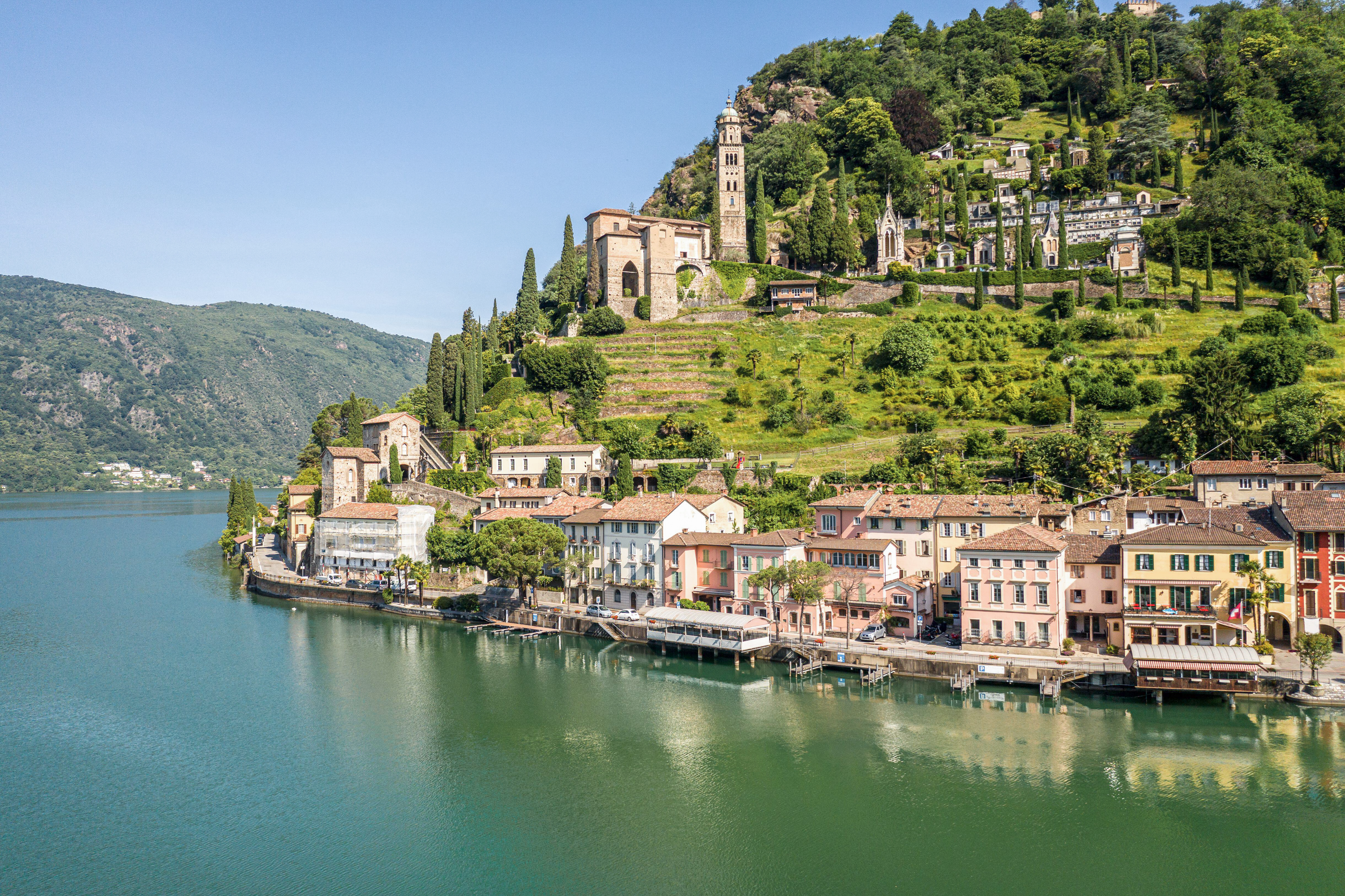 vista su lago e villaggio