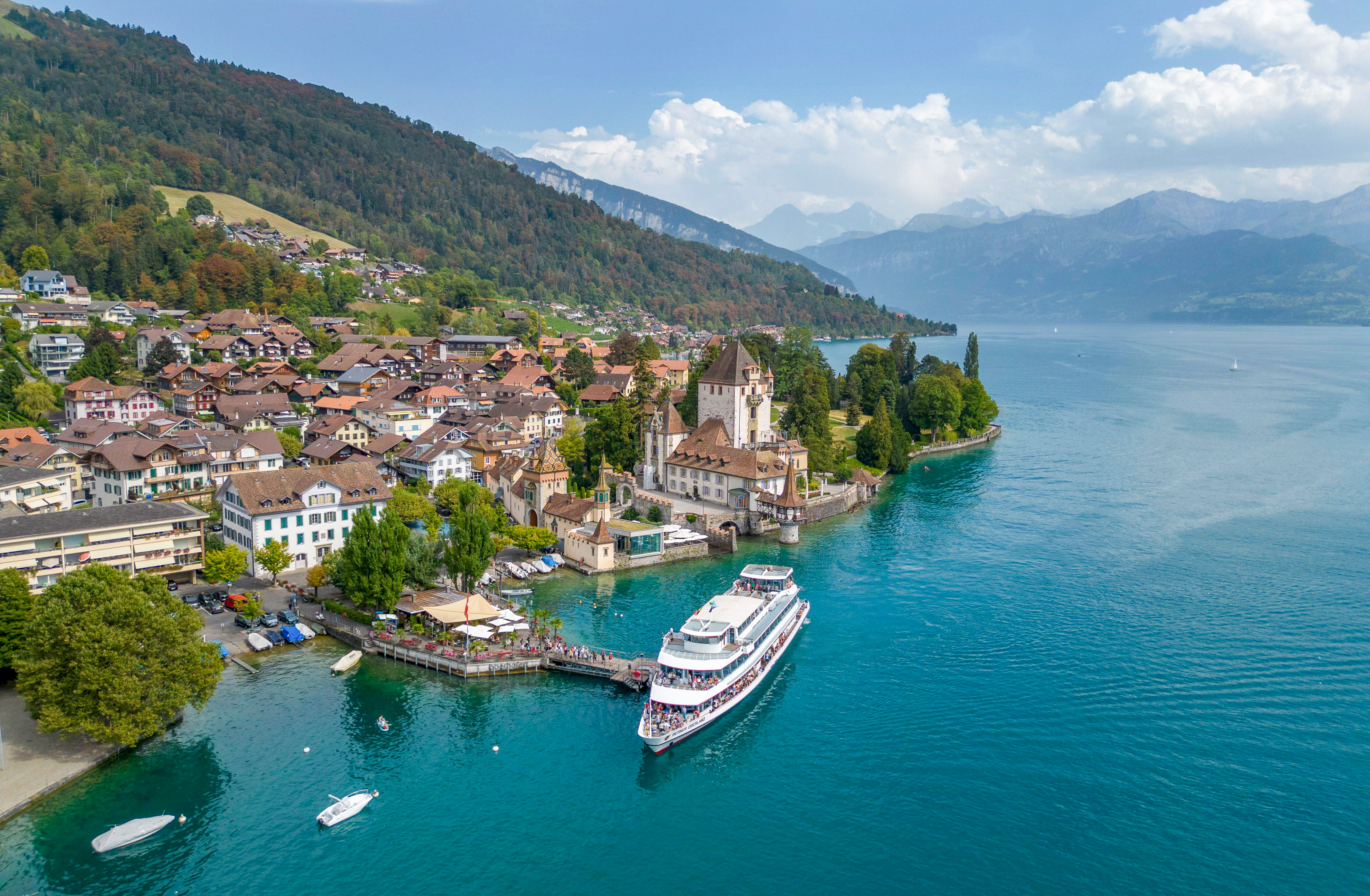 vista su lago, battello e villaggio