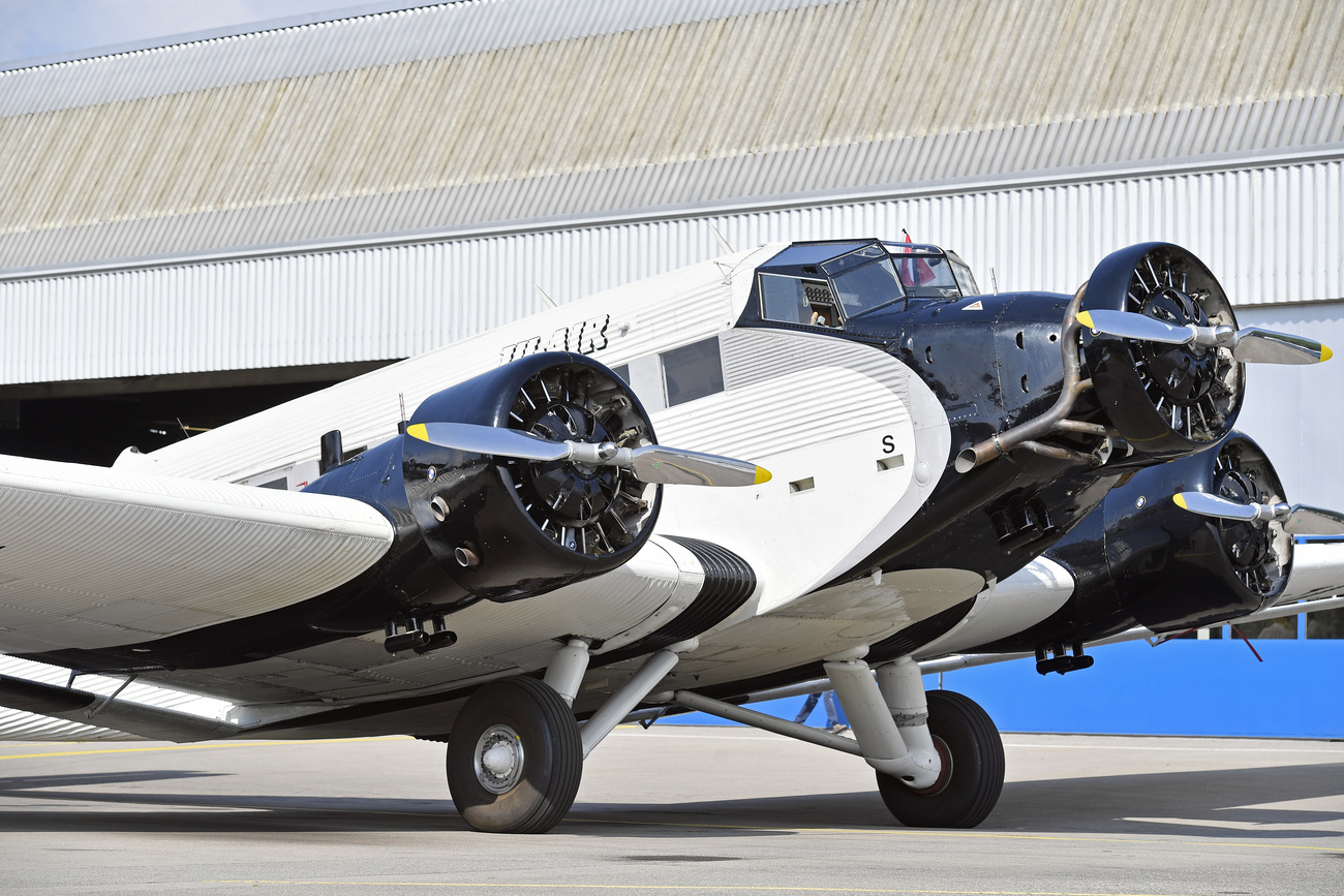 Avion ancien sur le tarmac