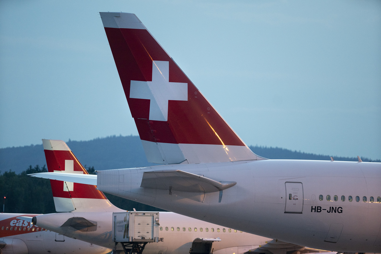 Drapeau suisse sur la queue de deux avions de ligne