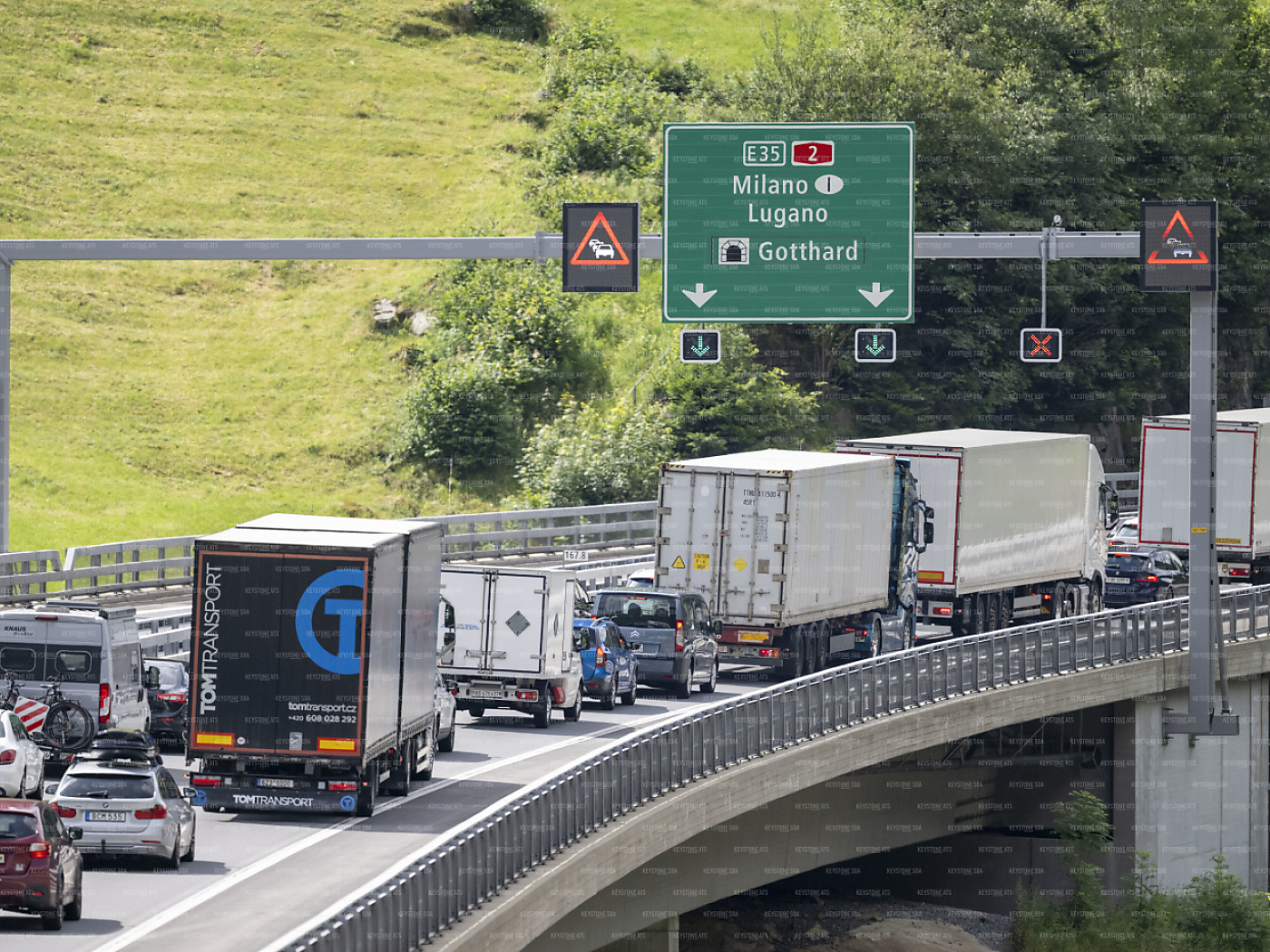 Traffic jam in front of the Gotthard north portal reaches a length of ten kilometers