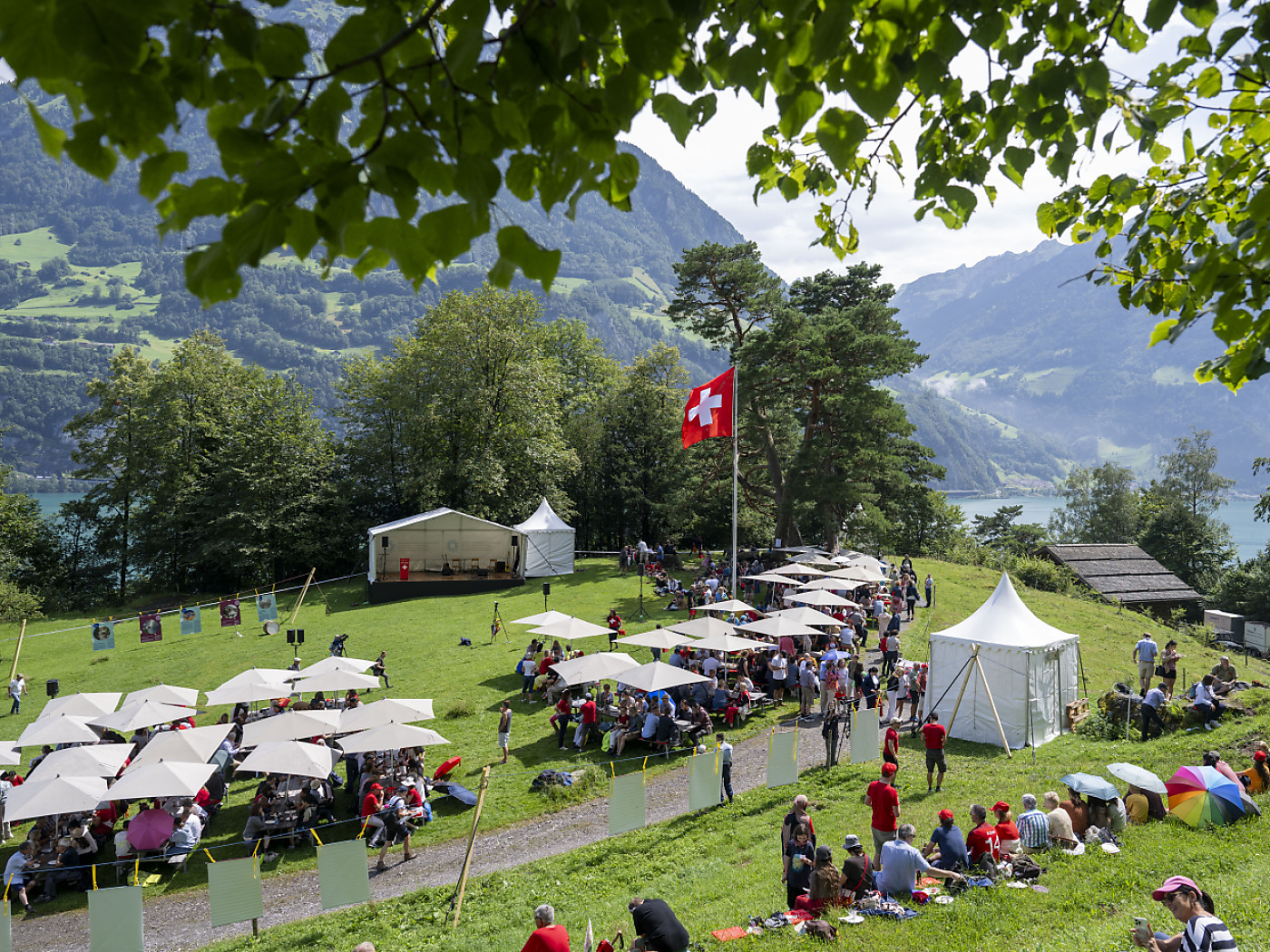 城市与农村一起在吕特利为瑞士联邦庆生。