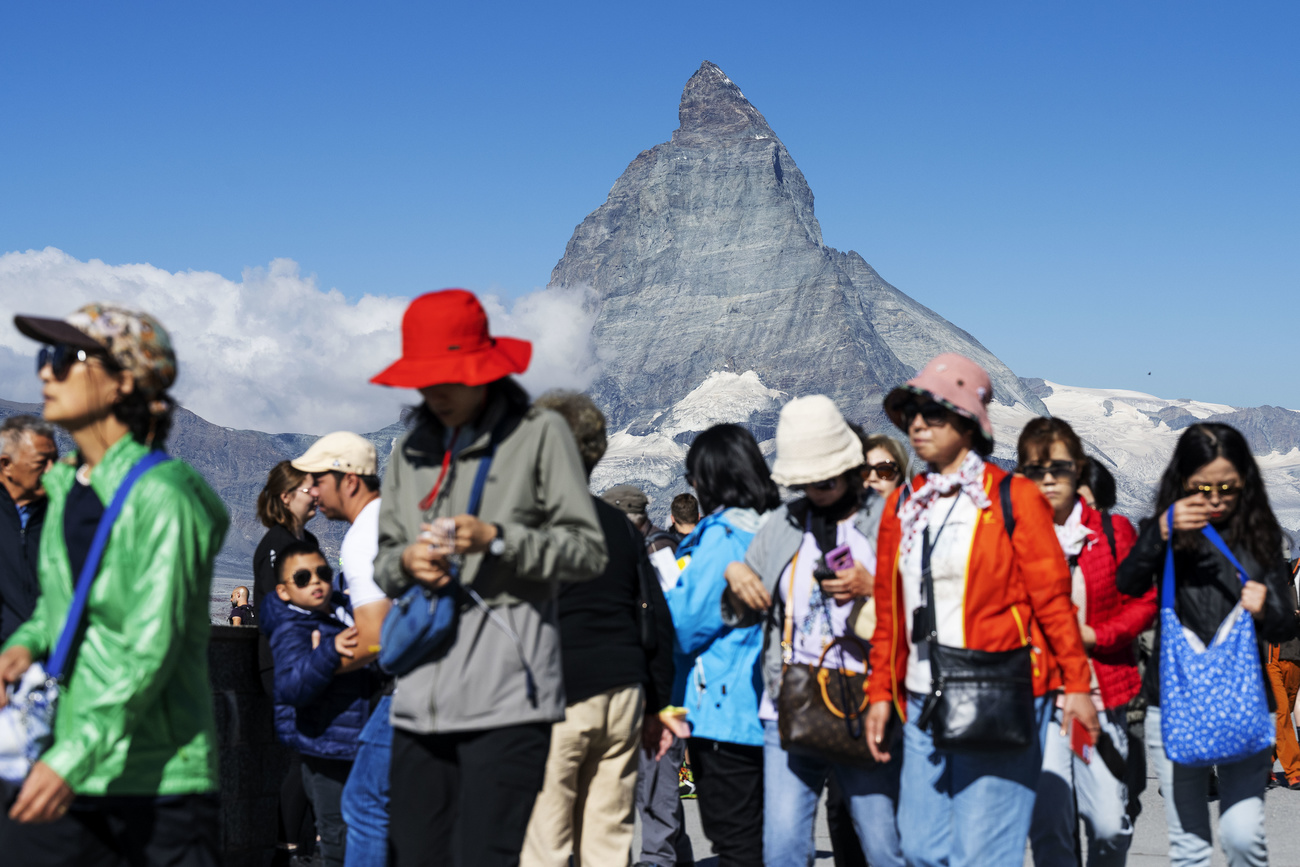 turisti davanti al Cervino