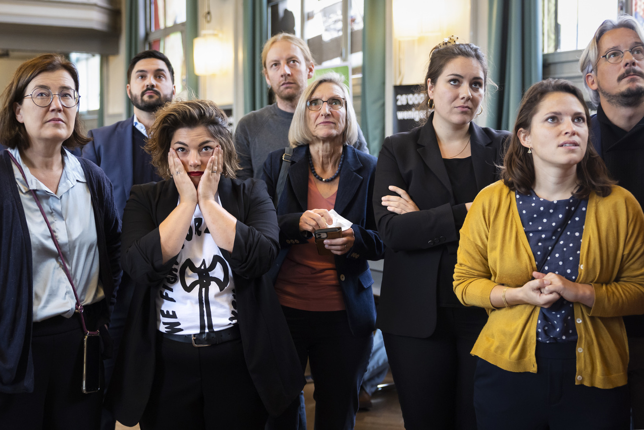 Persone attendono l'eisto di un voto.