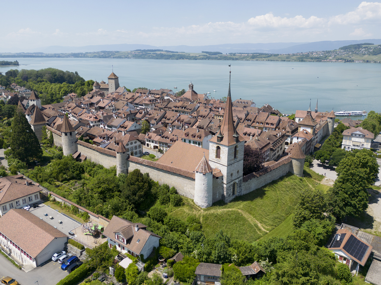 città vista dall'alto con lago