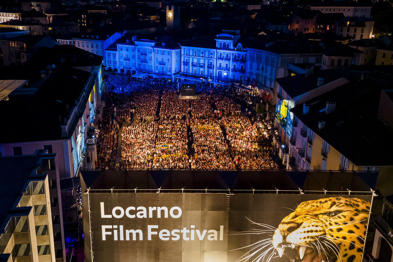 Piazza Grande durante la proiezione di un film.