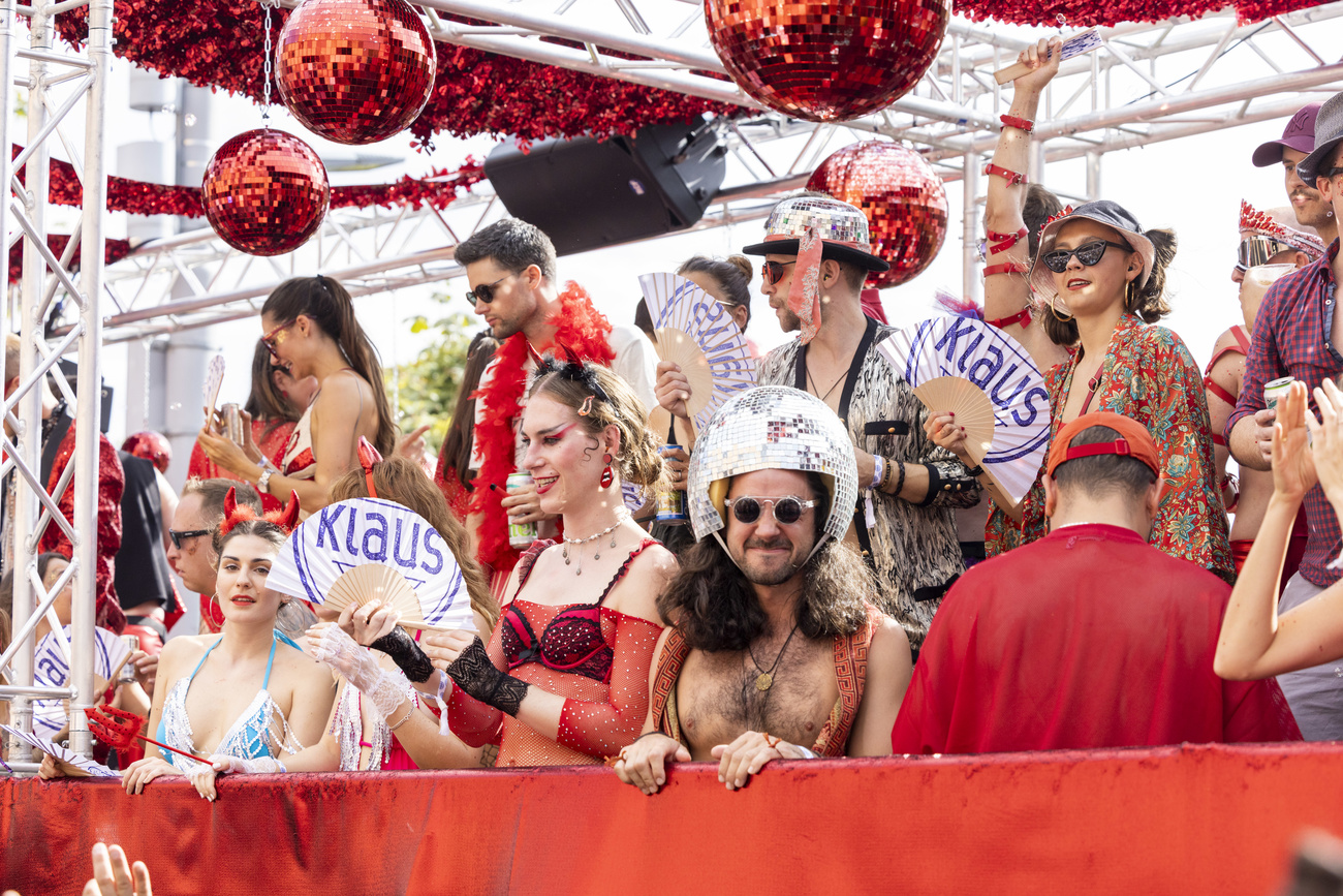 Picture of people celebrating at street parade