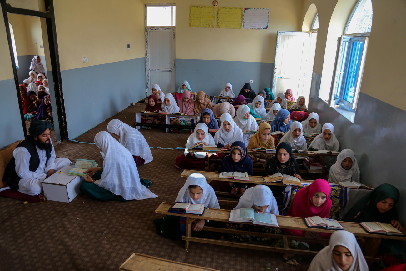 Ragazze afghane frequentano le lezioni di un seminario islamico a Kabul.