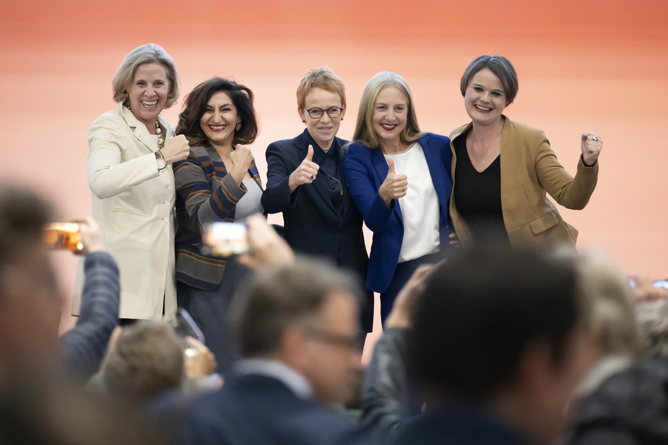 Grupo de mulheres posando para foto