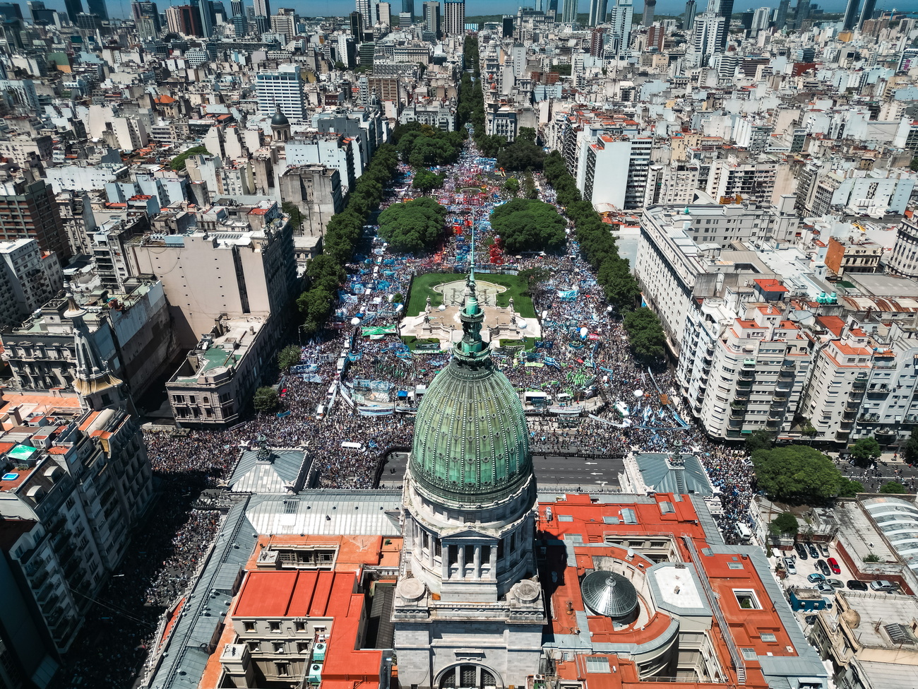 Foto aérea que muestra a personas reunidas para protestar durante una huelga general convocada por la Confederación General del Trabajo (CGT), en Buenos Aires, Argentina.