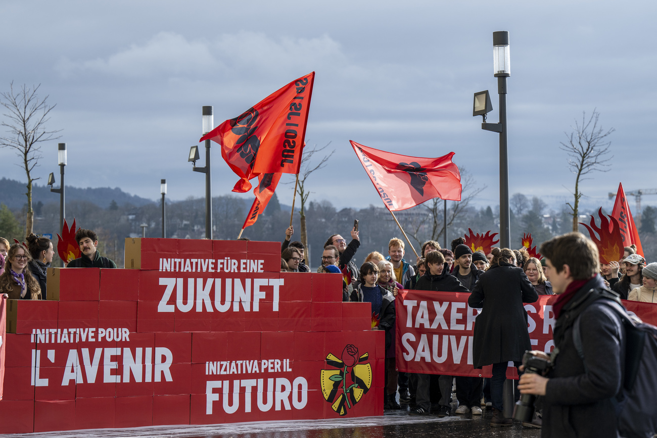 2024年2月8日伯尔尼，瑞士青年社会党(Swiss Young Socialists party, JUSO)成员提交公民动议签名。