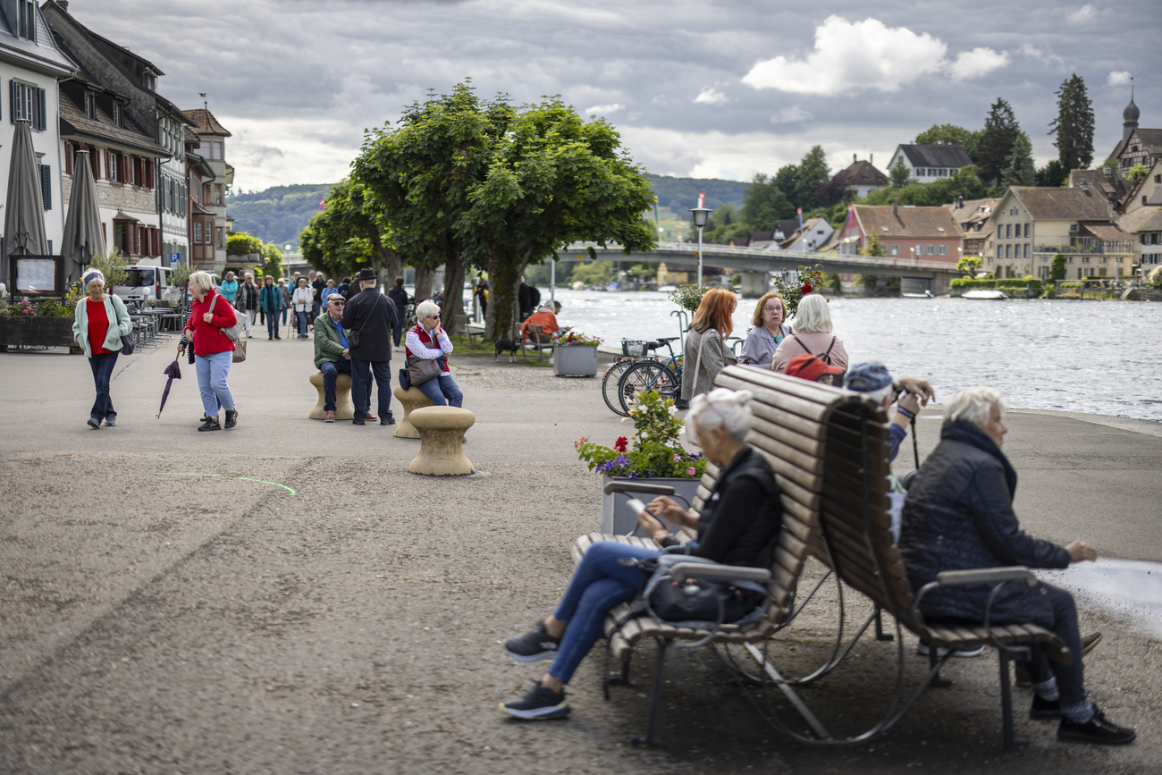 Pensionata su una panchina.