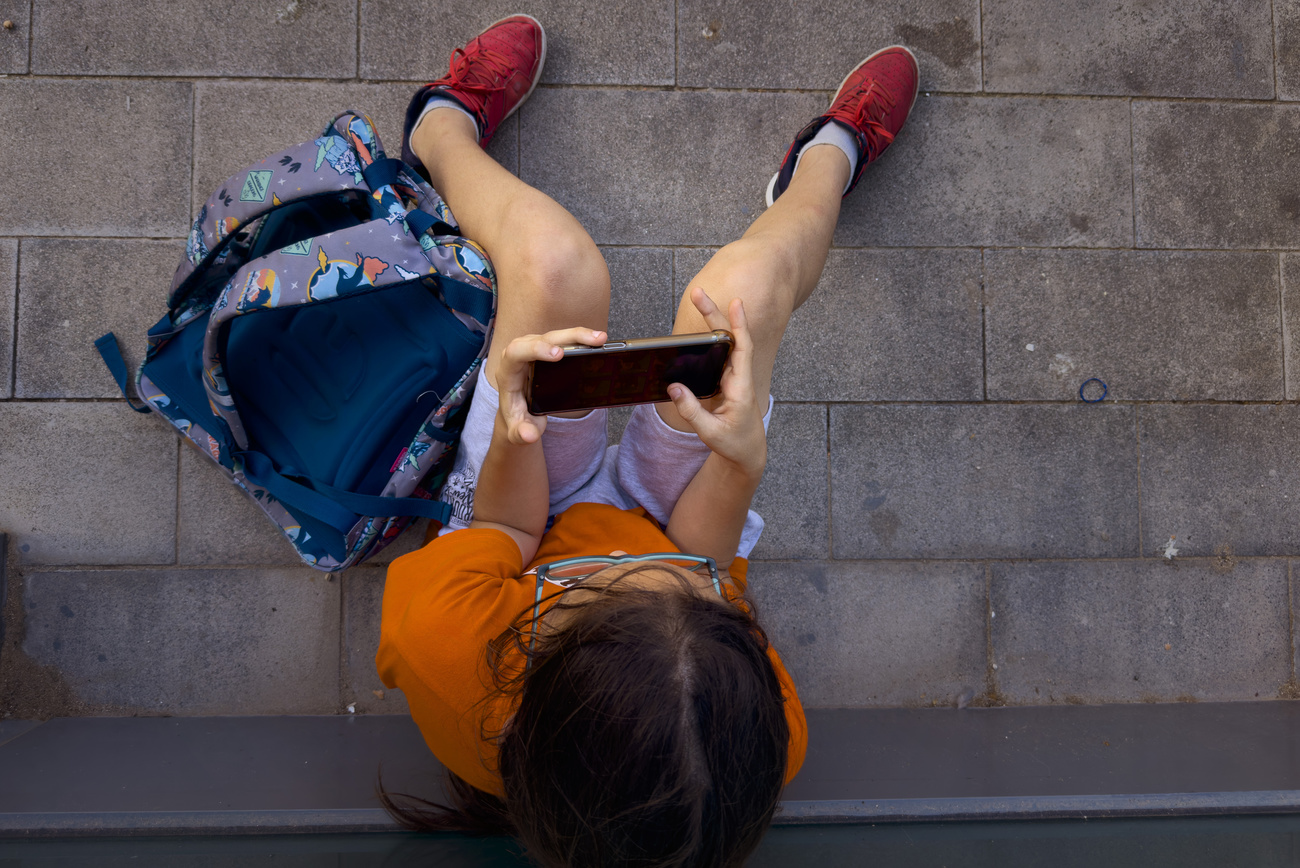 allieva guarda un telefonino