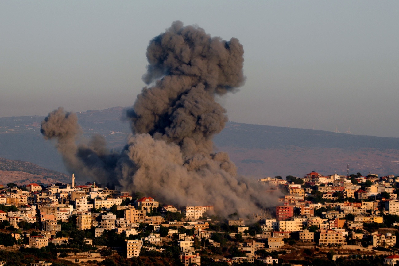 TOPSHOT - Black smoke billows following an Israeli air strike that targeted a house in the southern Lebanese village of Khiam near the Lebanese-Israeli border on June 21, 2024, amid ongoing cross-border clashes between Israeli troops and Hezbollah fighters. UN Secretary-General Antonio Guterres warned on June 21, that fighting between Israel and Hezbollah must not turn Lebanon into "another Gaza." (Photo by Rabih DAHER / AFP) (KEYSTONE/AFP/RABIH DAHER)