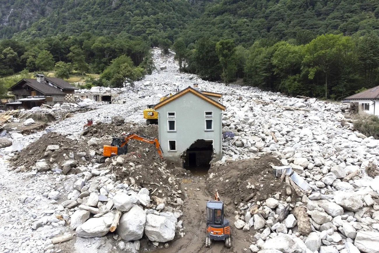 格勞賓登州洛斯塔洛鎮(Lostallo，Kanton Graubünden)的土石流，攝於2024年6月25日