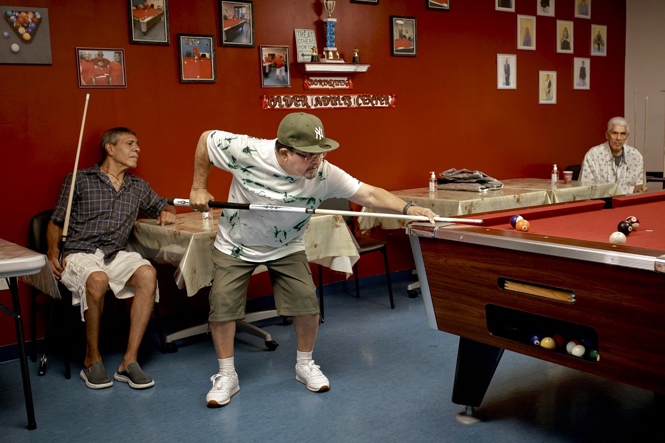 Männer spielen Billard n einem kühlen Raum