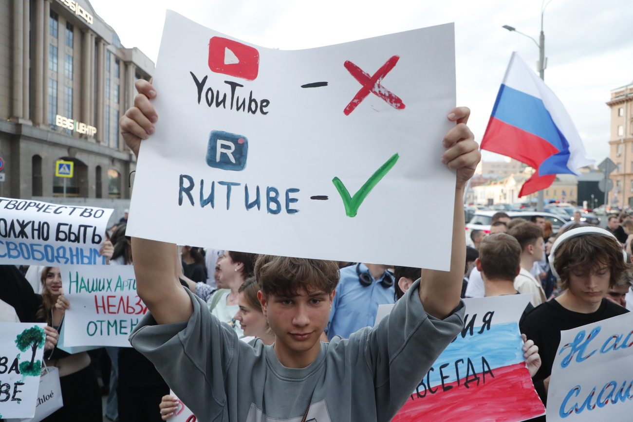 А на этом снимке пользователи YouTube из Москвы протестуют против блокировки видеохостингом канала российского автора-исполнителя Ярослава Дронова, более известного под псевдонимом Шаман. Ранее YouTube также заблокировал каналы российских музыкантов Григория Лепса, Олега Газманова, Юлии Чичериной и Вячеслава Манучарова.