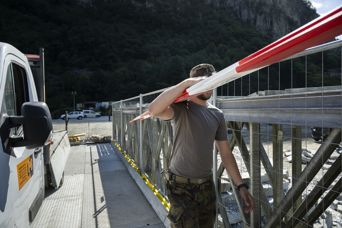 militare trasporta travi segnaletiche