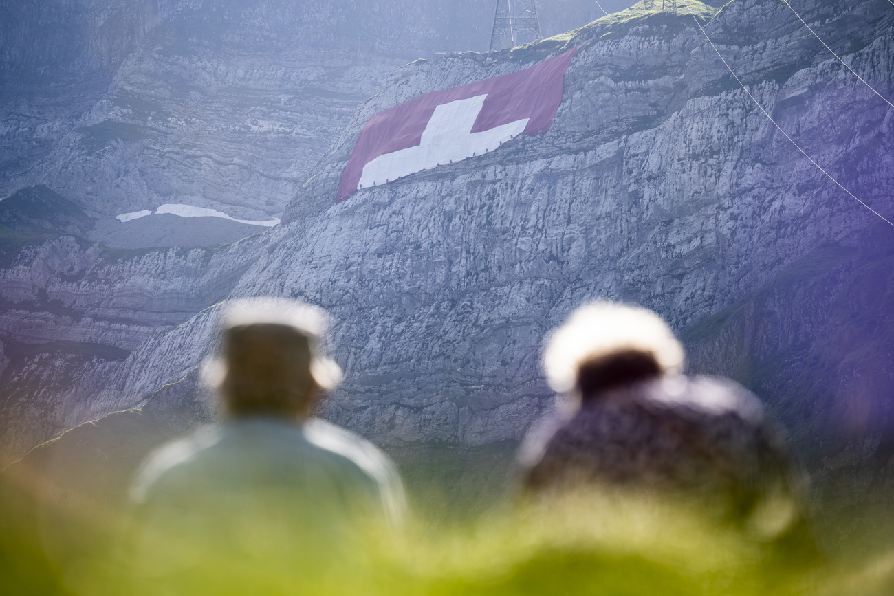 The world's largest Swiss flag was once again unfurled on the Säntis mountain the day before the national holiday. Last year, the event was postponed due to unstable weather and strong winds.