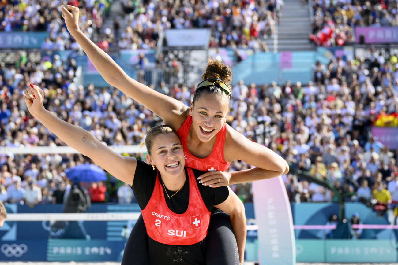 Швейцарские волейболистки Эсме Бёбнер (Esmée Böbner, внизу) и Зои Верж-Депре (Zoé Vergé-Dépré) отмечают победу над Китаем в воскресенье 4 августа 2024 года.