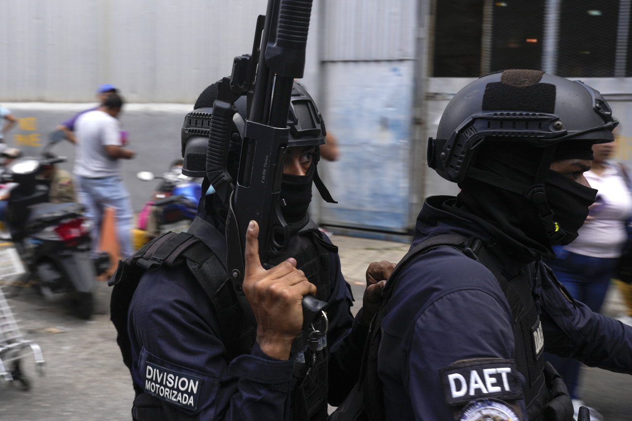 La policía en una motocicleta sale del centro de detención de la Policía Nacional en Boleita, donde se encuentran algunas personas arrestadas durante las recientes protestas contra los resultados oficiales de la elección presidencial, en Caracas, Venezuela.