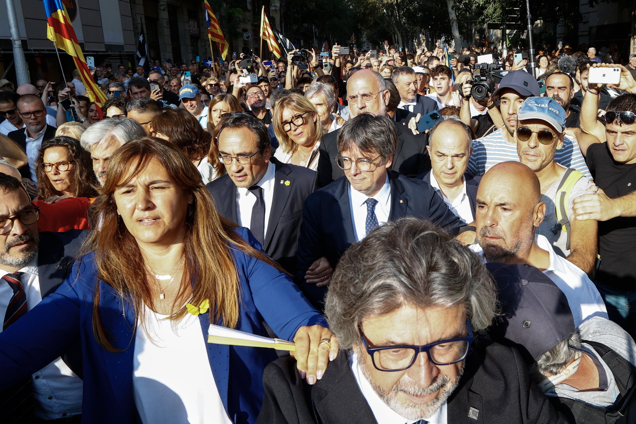 El ex presidente catalán Carles Puigdemont (centro-derecha) llega para dirigirse a sus seguidores en Barcelona, España, el 8 de agosto de 2024.