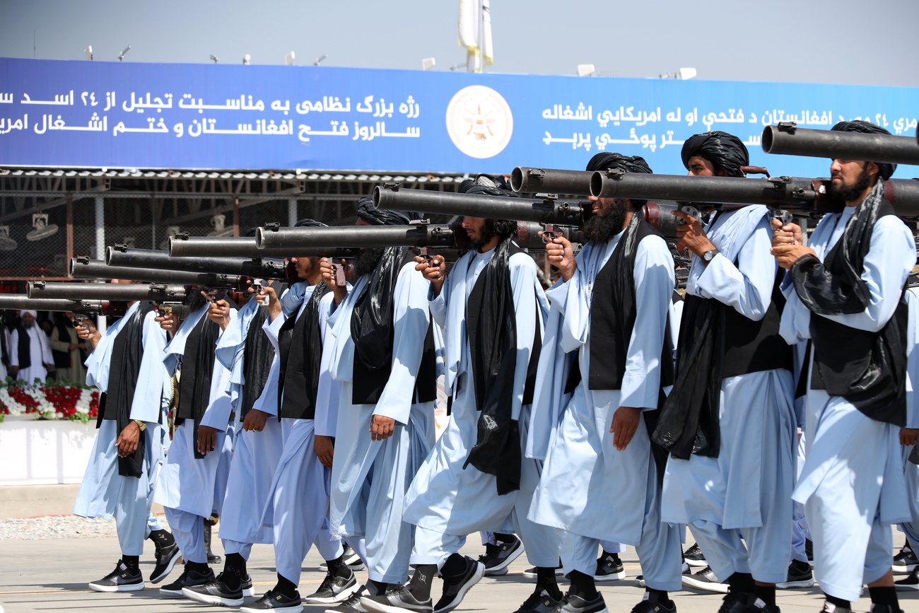 Taliban-Sicherheitsleute bei einer Militärparade mit Waffen auf der Schulter