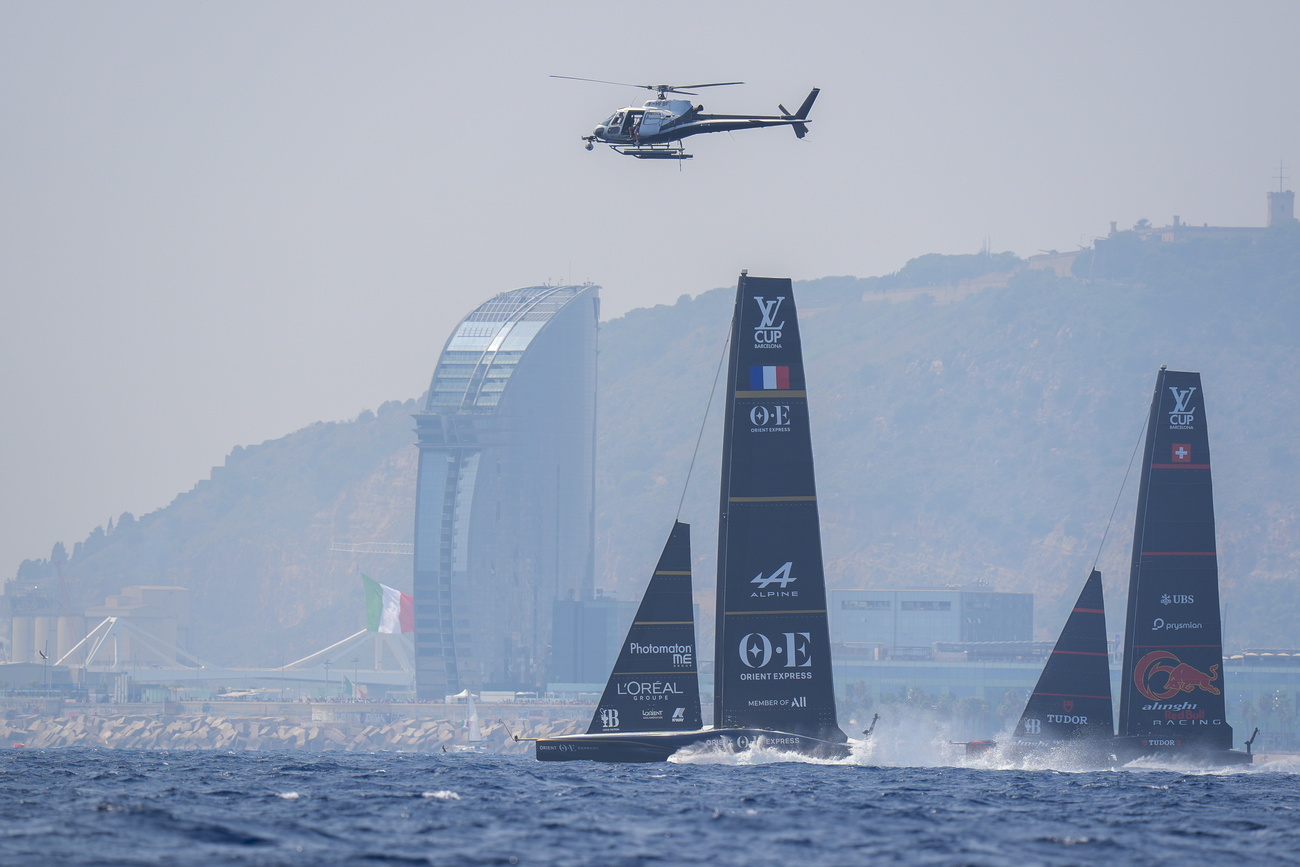 El Orient Express Racing Team (izquierda) y el Alinghi Red Bull Racing (derecha) compiten en una regata de match race durante la Regata Preliminar de la 37ª America's Cup, en Barcelona.