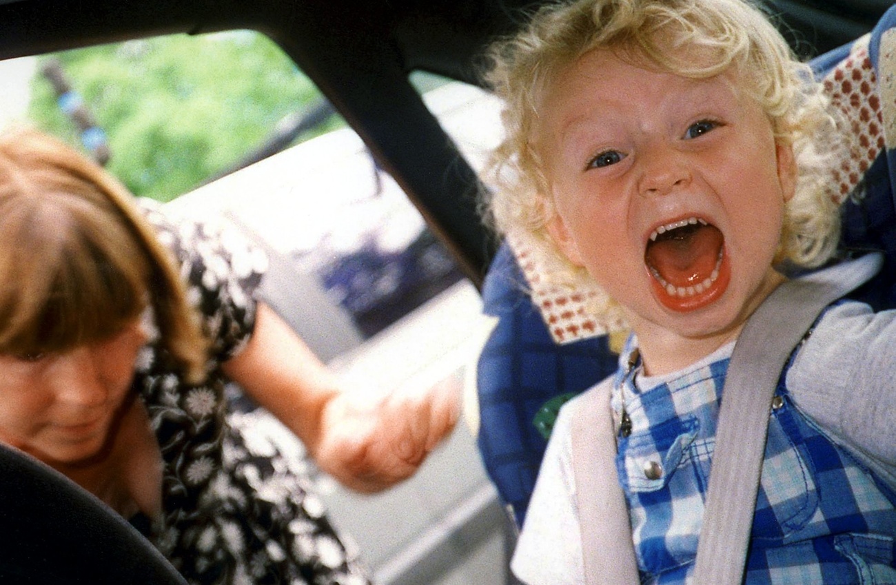 Una bimba allacciata alla cintura in auto.