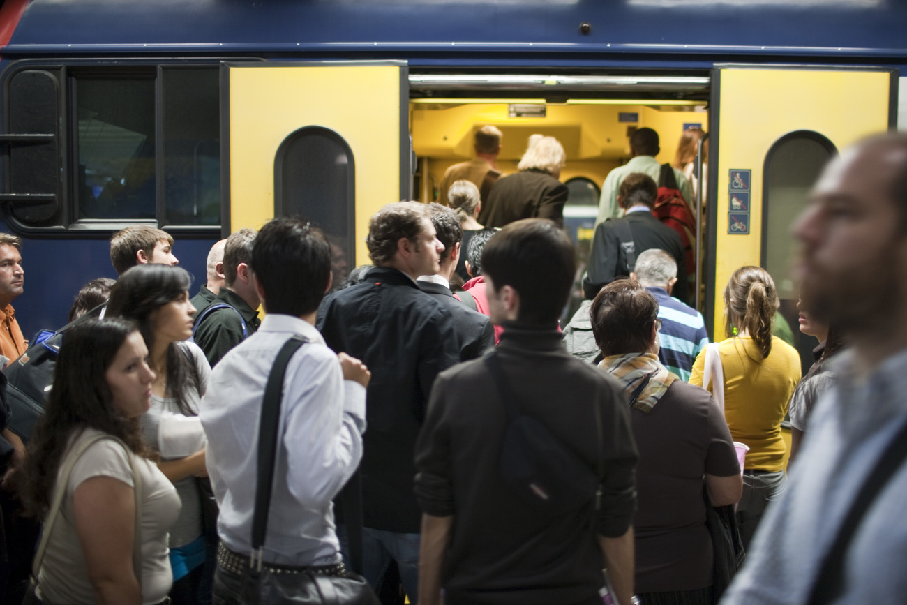 persone salgono su un treno