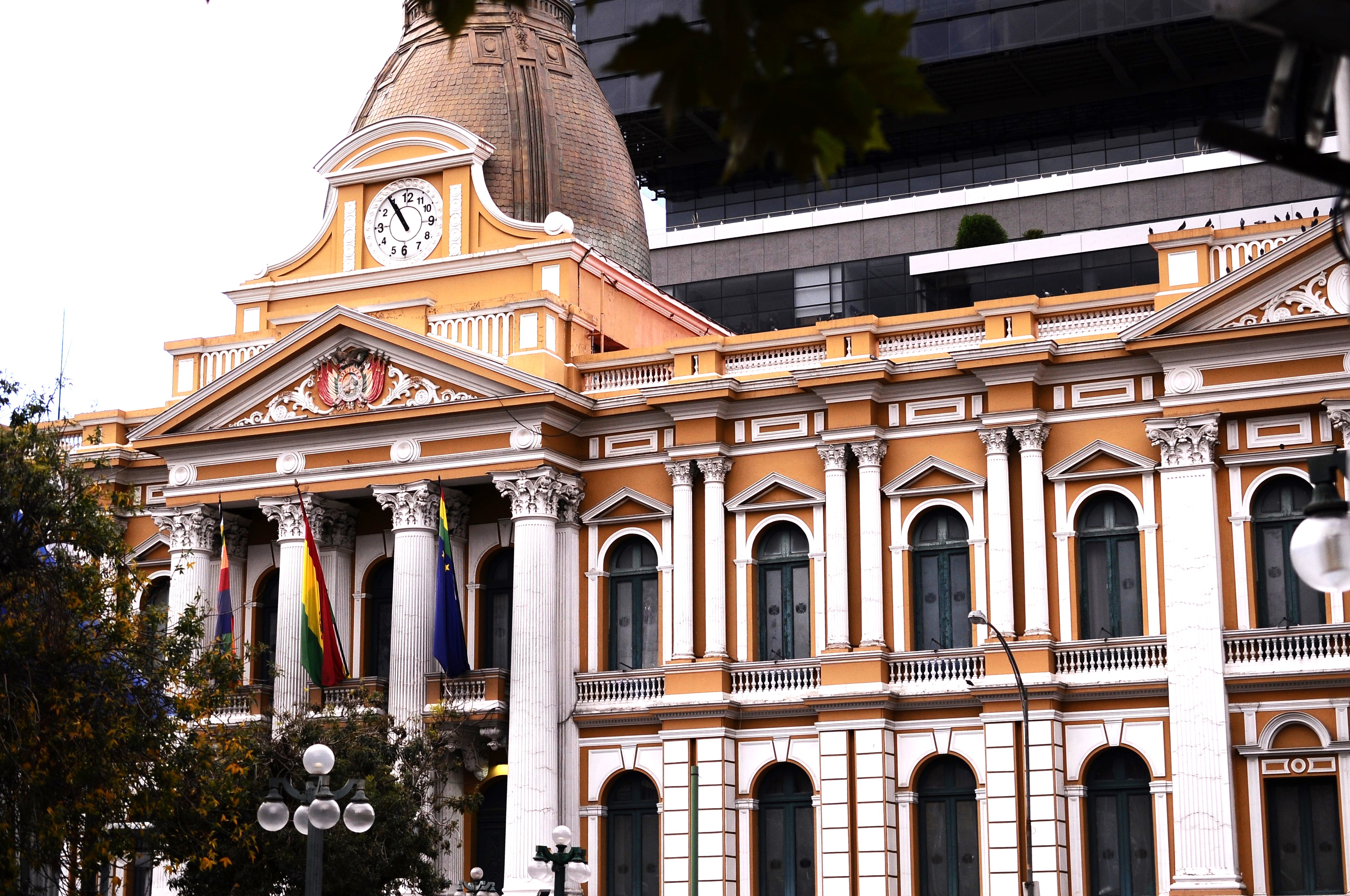 Le lancette dell'orologio del Palazzo Legislativo di La Paz girano in senso antiorario.