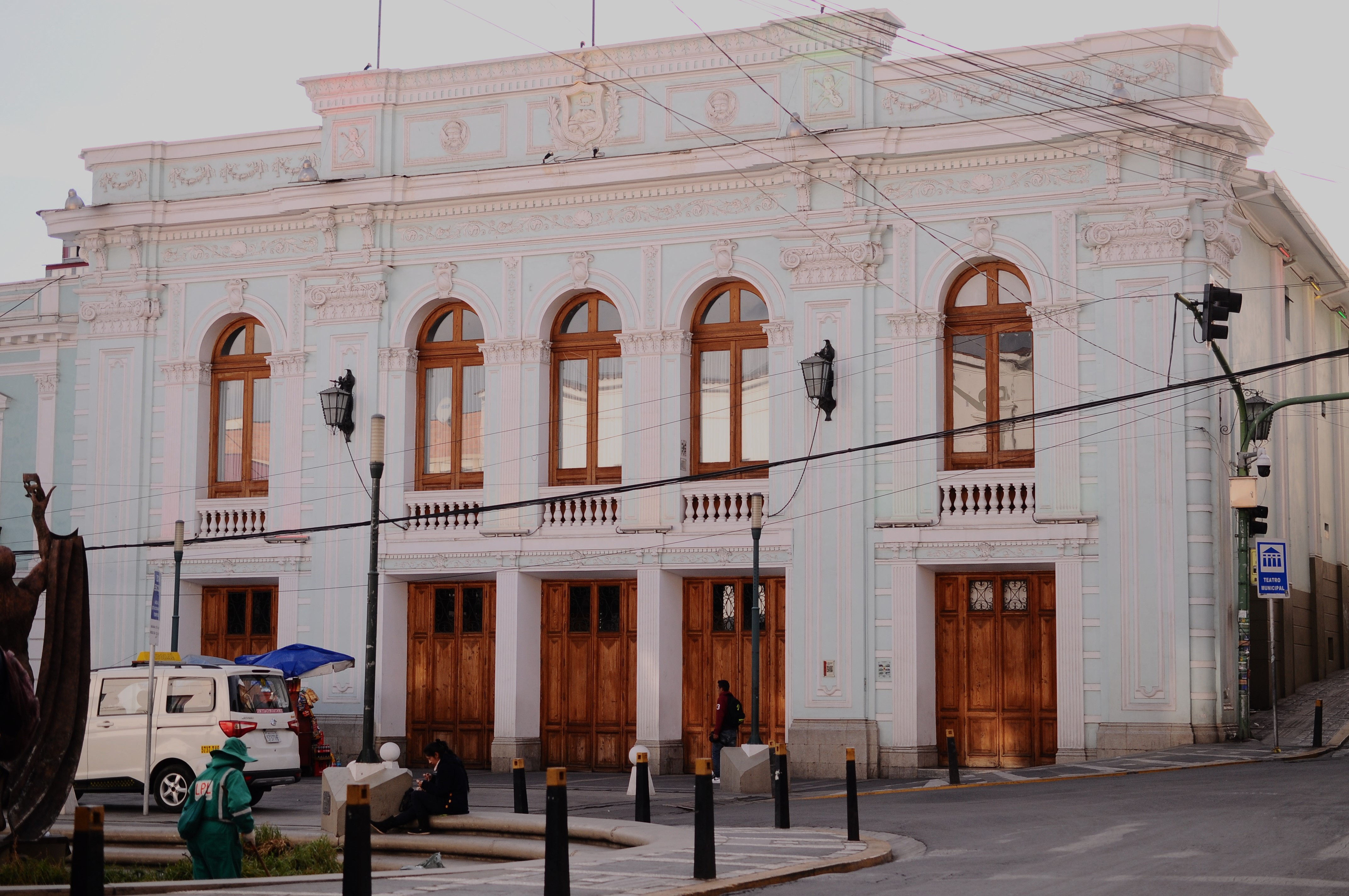 L'architetto ticinese ristrutturò anche la facciata del teatro comunale Alberto Saavedra Pérez nel 1910, che presenta arabeschi e motivi floreali tipici dello stile Art Nouveau allora in voga.