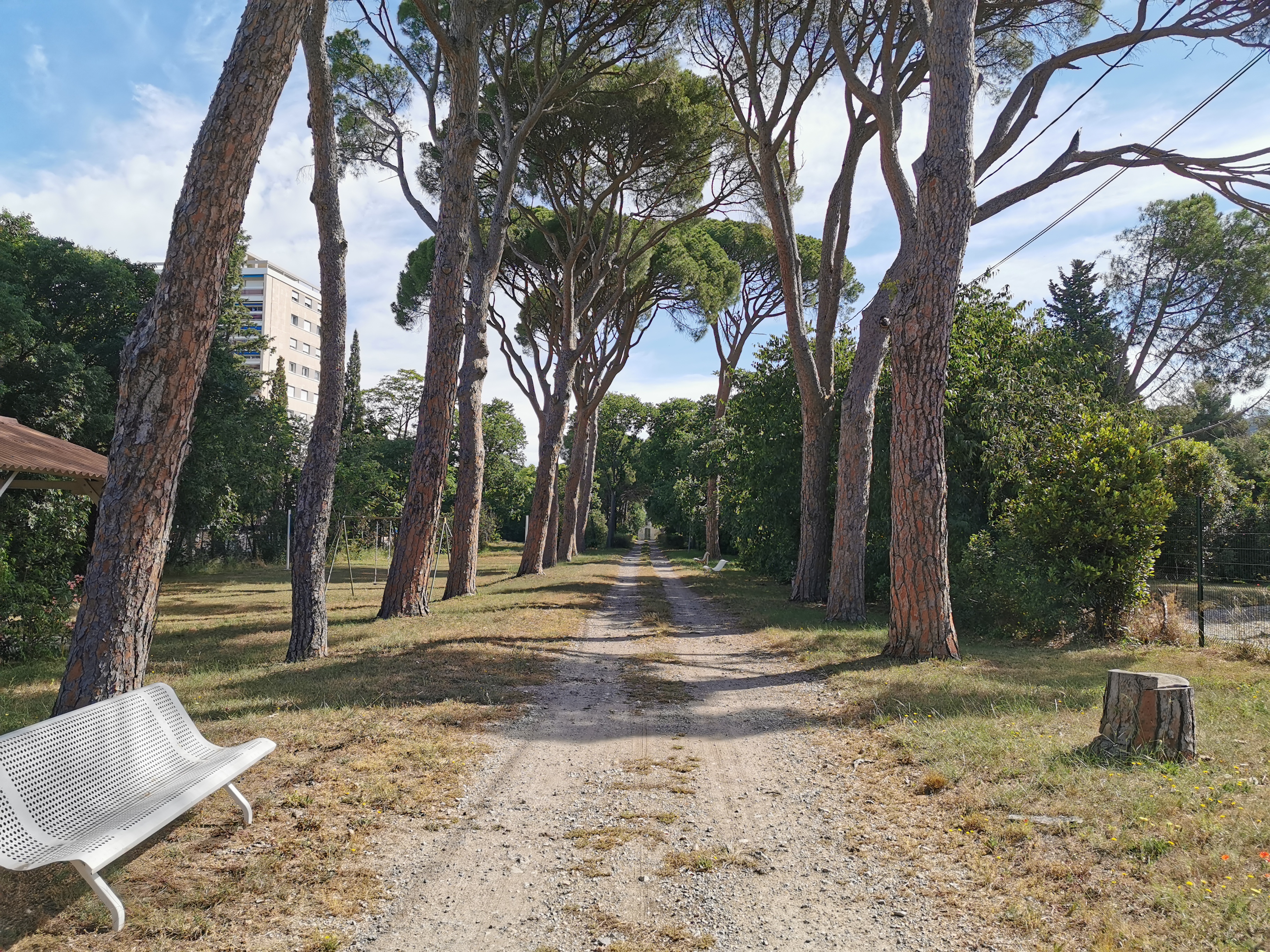 The central driveway leads to the estate's bastide house. Located in the heart of Marseille's 8th arrondissement, it is surrounded by residential areas.