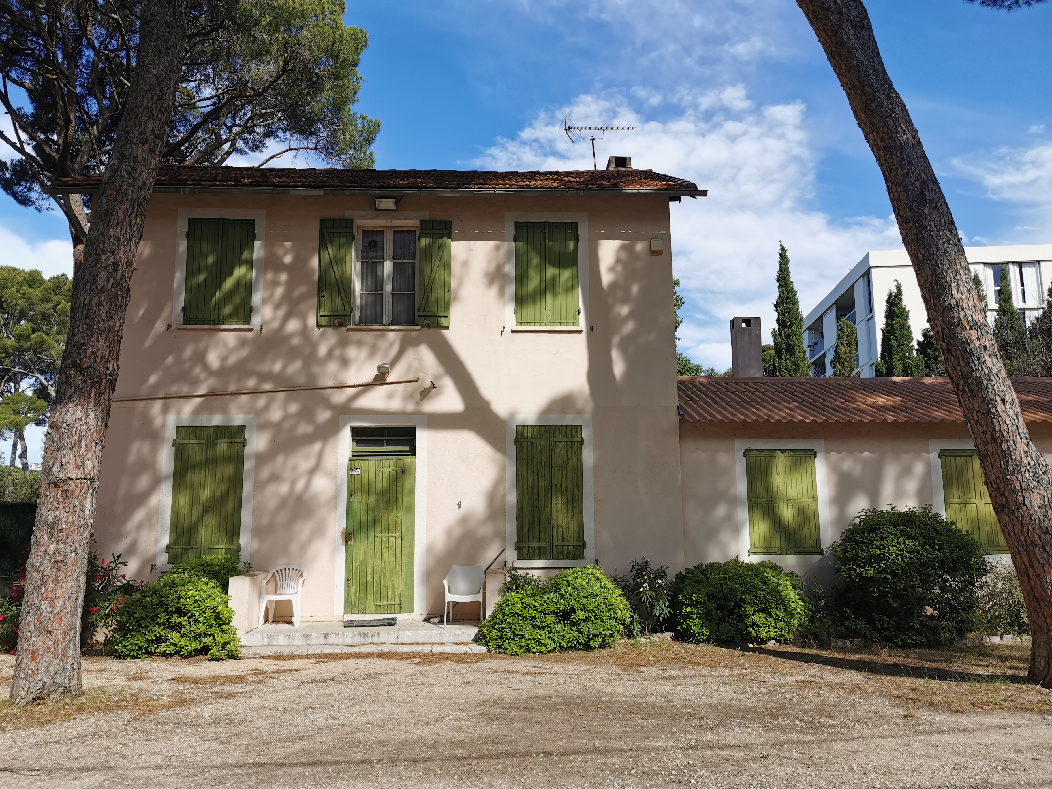 The building known as "Grütli" is located near the entrance to the estate. Less run-down than the others, it still hosts events organised by the Swiss community in Marseille.