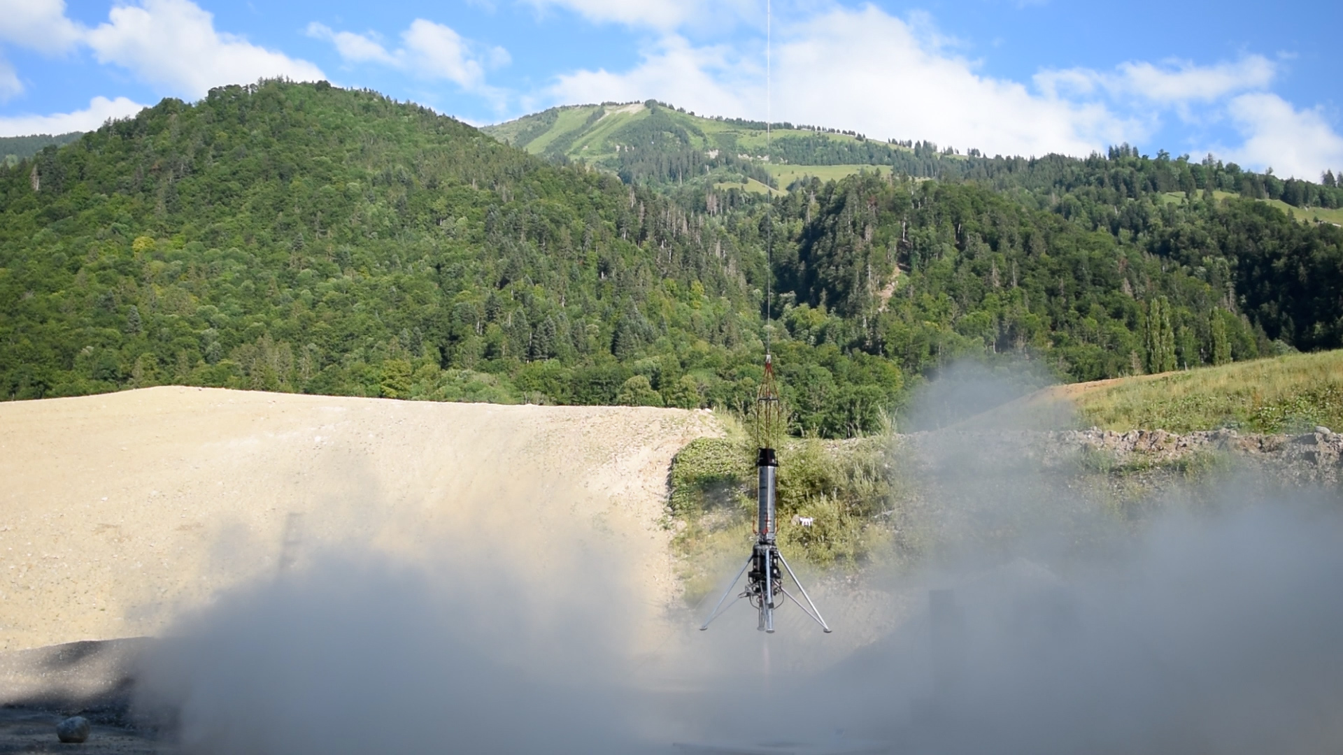 フリブール州グレイエルツ（グリュイエール）近郊で行われた「コリブリ」ロケット実験