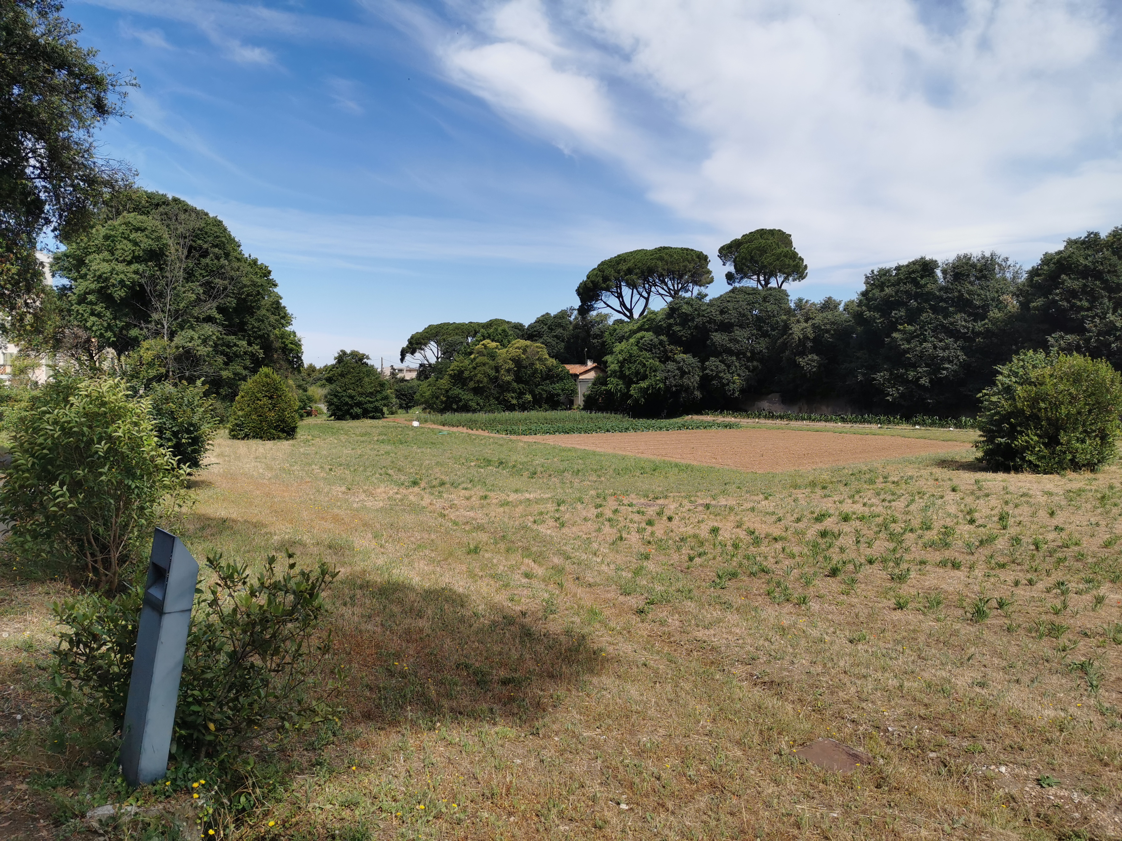 The grounds of the Charmerettes estate cover 3.8 hectares. It also includes a farm and market garden.