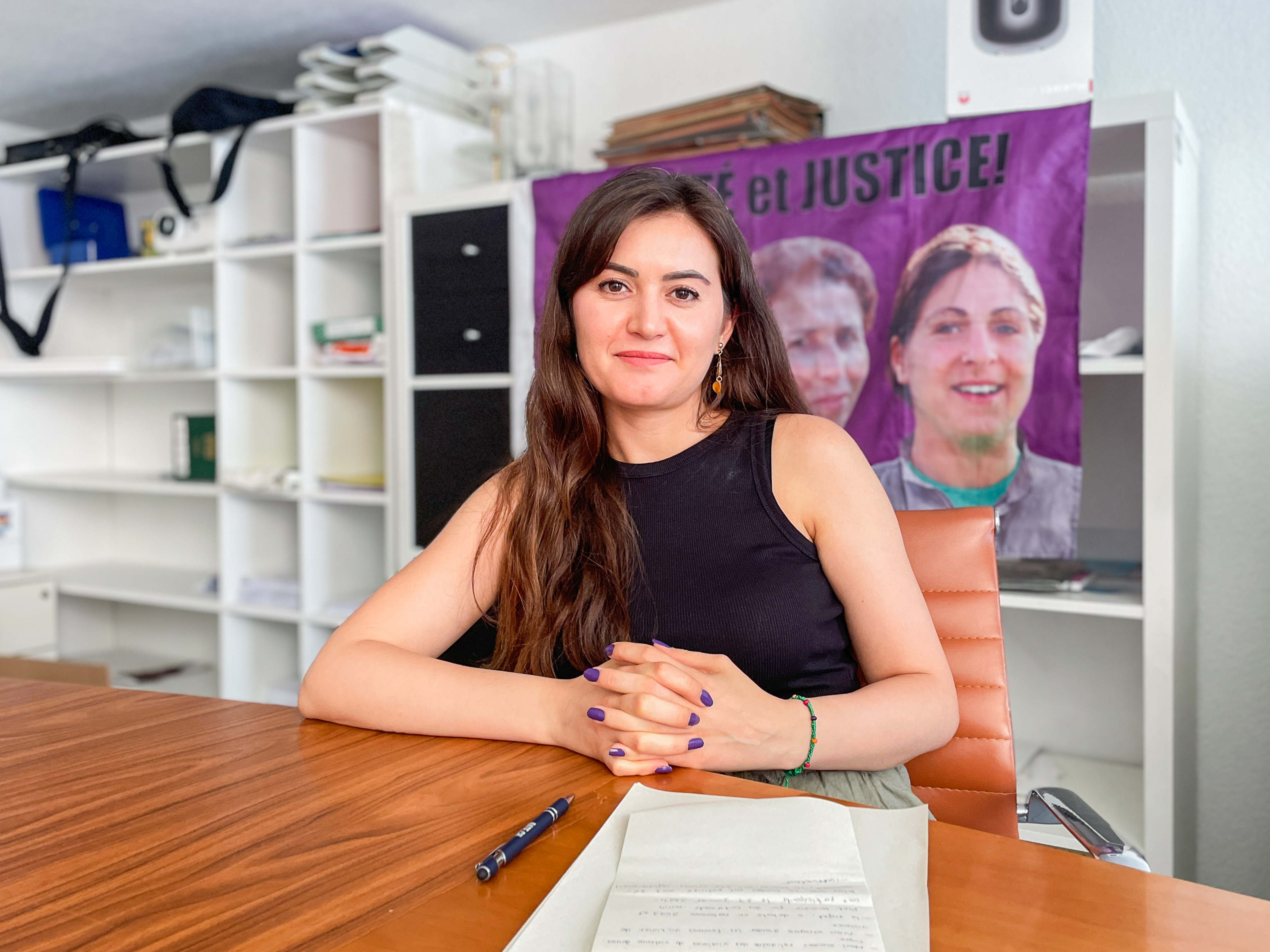 Portrait d'une femme au bureau